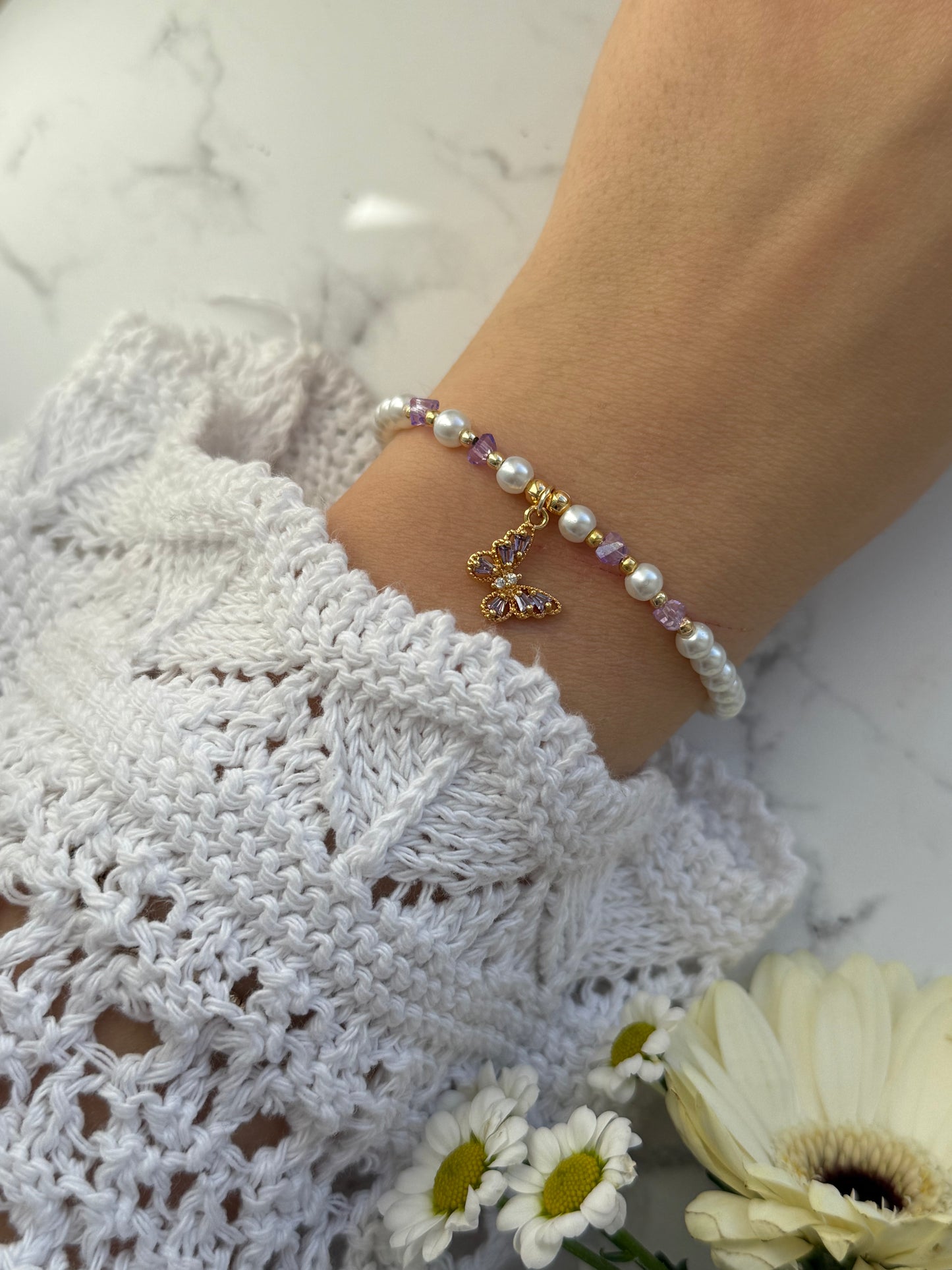 Perlenarmband mit Weißen Glasperlen und Lila Kristallperlen und Goldenen Perlen + Schmetterling Anhänger - 2039
