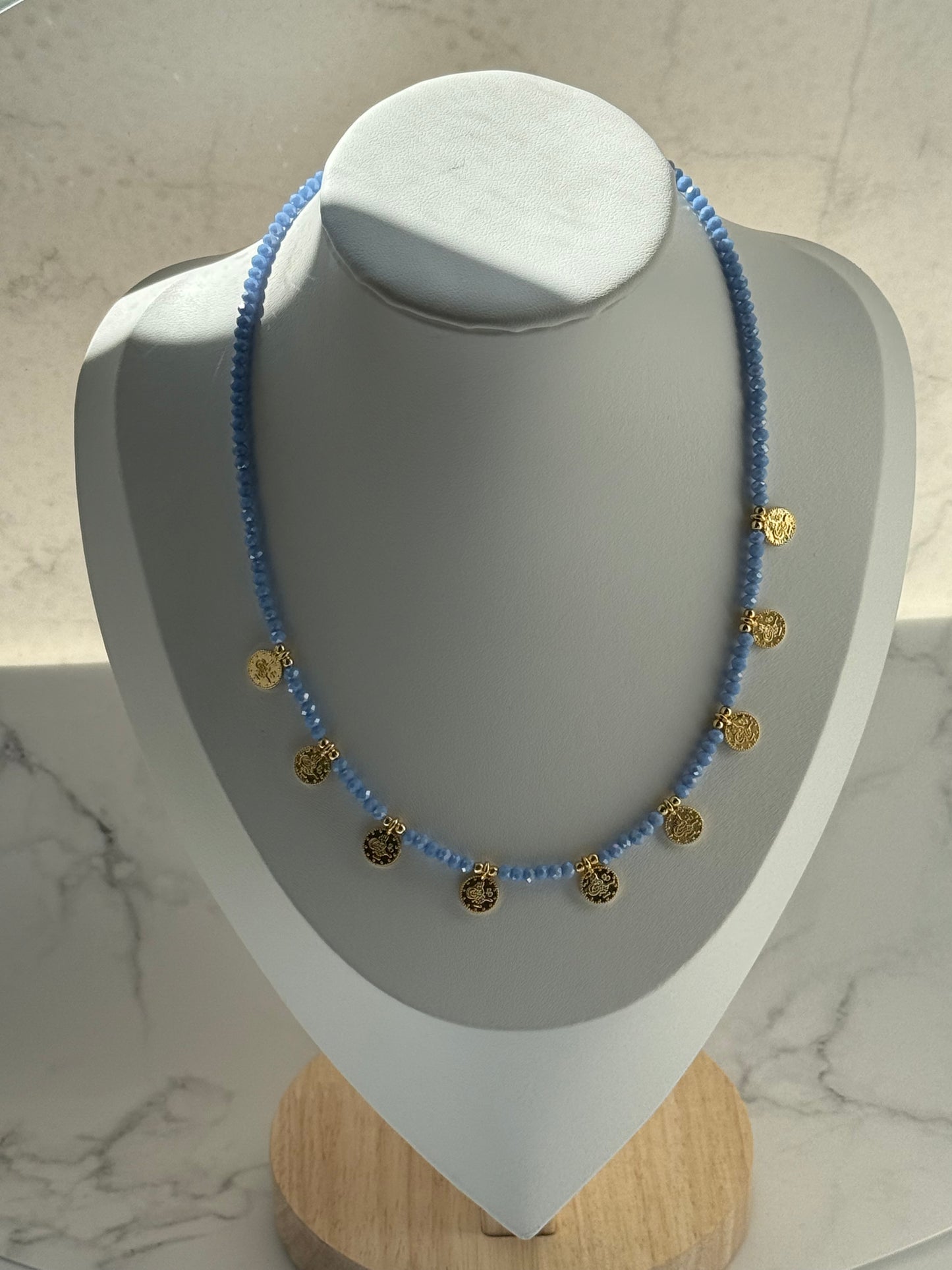 Perlenkette Blauen Kristallperlen + Goldene Taler Anhänger - 2342