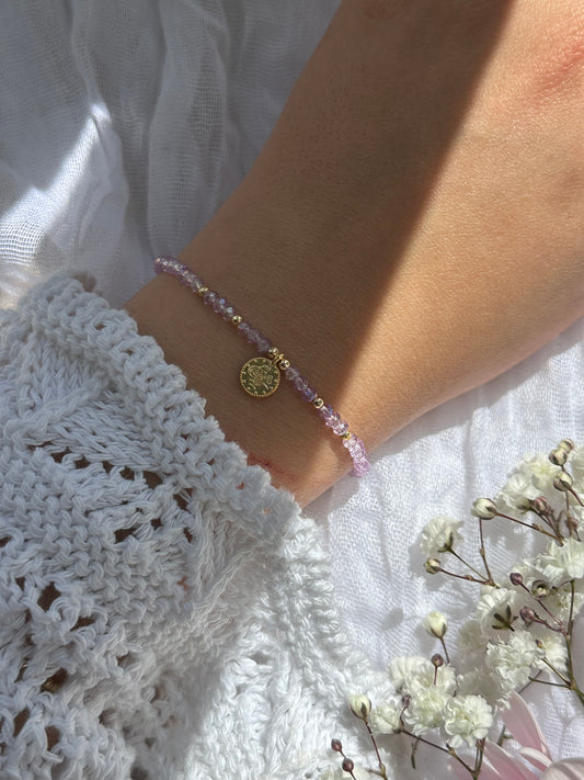 Perlenarmband mit Lila Kristallperlen und goldenen Details + Goldene Taler Anhänger - 10773