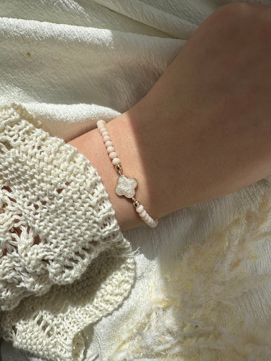 Perlenarmband Beige mit Kleeblatt Anhänger - 10453