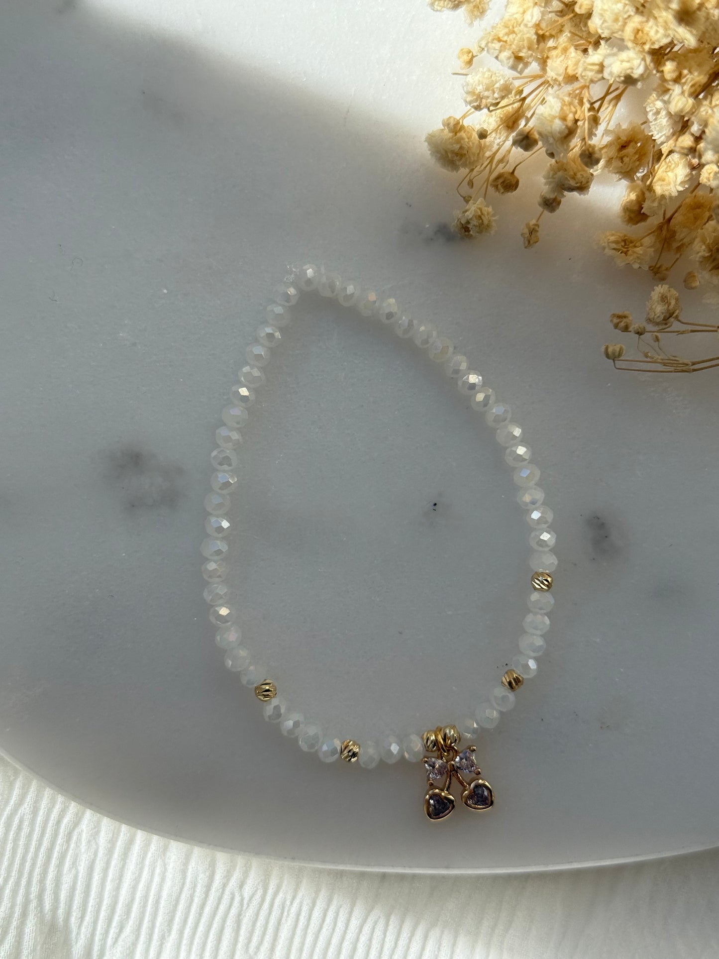 Perlenarmband mit Weißen Kristallperlen, Goldenen Perlen + Kirschen Anhänger - 2266