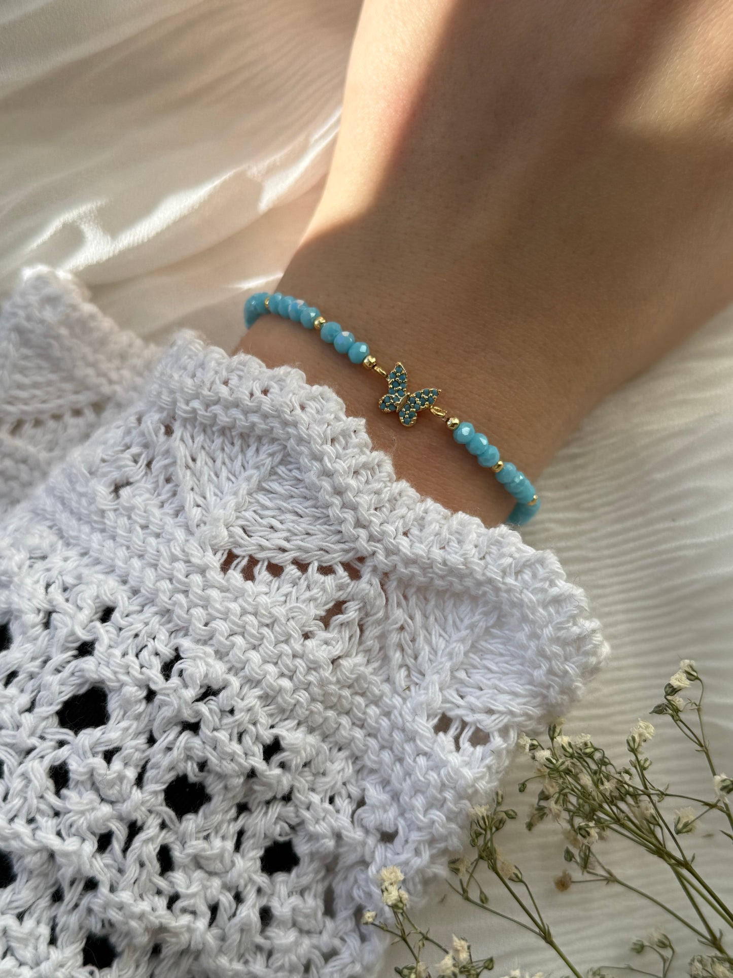 Perlenarmband mit Blauen Kristallperlen und Goldenen Perlen + Schmetterling Anhänger - 2097