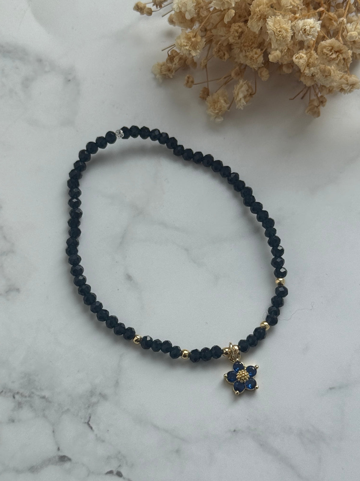 Perlenarmband mit Blauen Kristallperlen und Goldenen Perlen + Blumen Anhänger - 2367