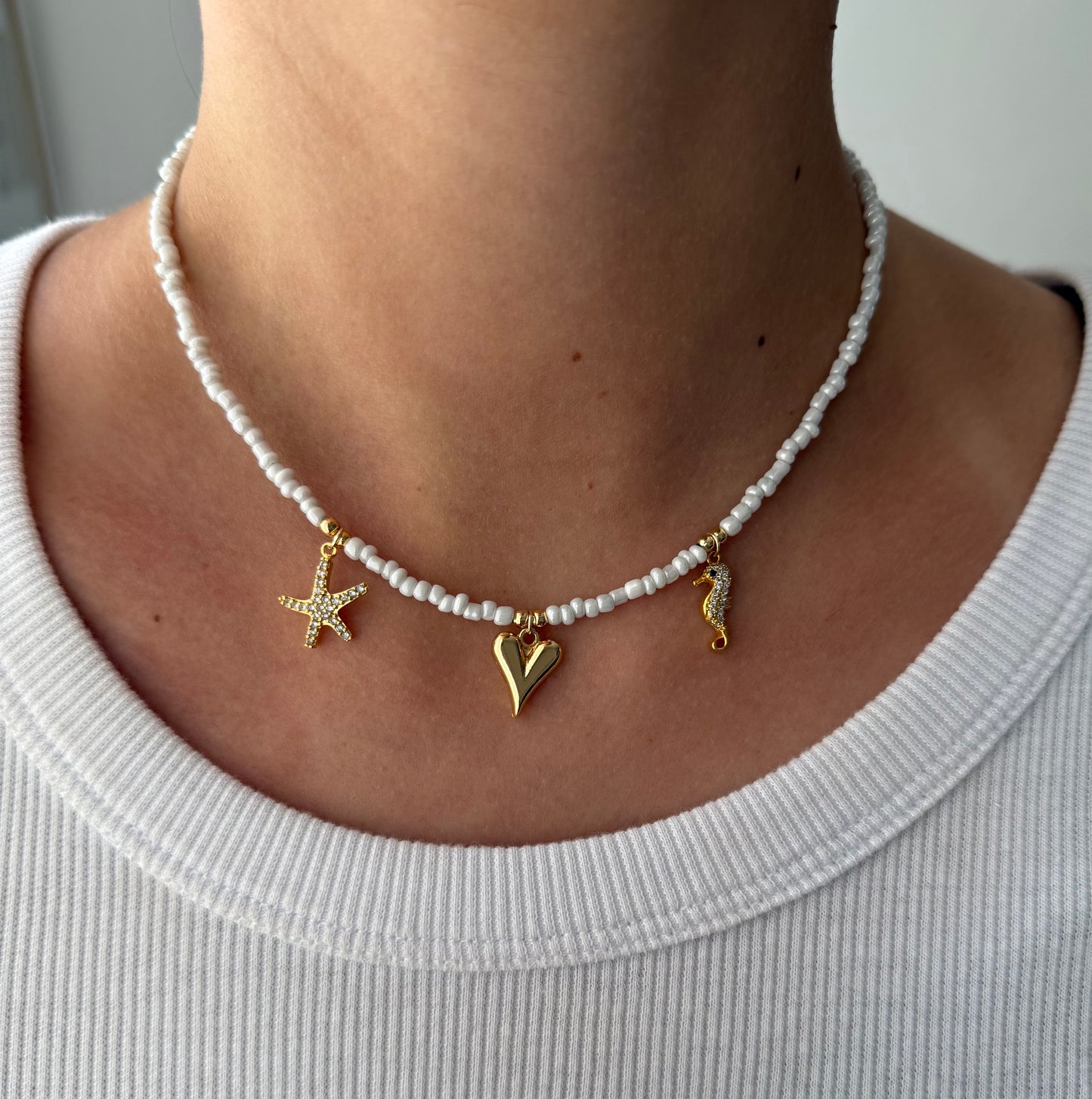 Perlenkette mit Weißen Perlen und Goldenen Perlen + Charms - 2194