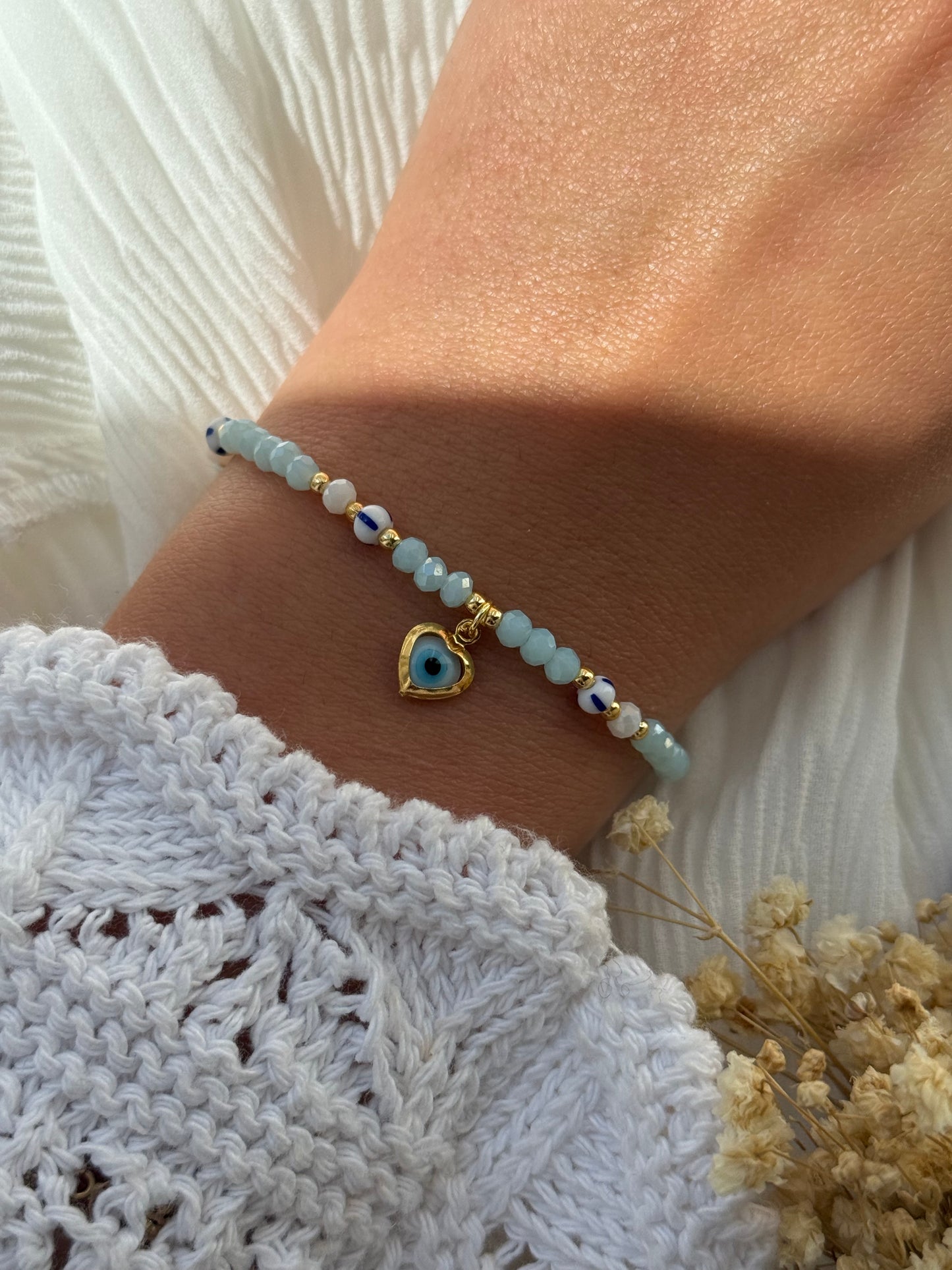 Perlenarmband mit Blauen Kristallperlen, Goldenen Perlen + Nazar Herz Anhänger - 2232