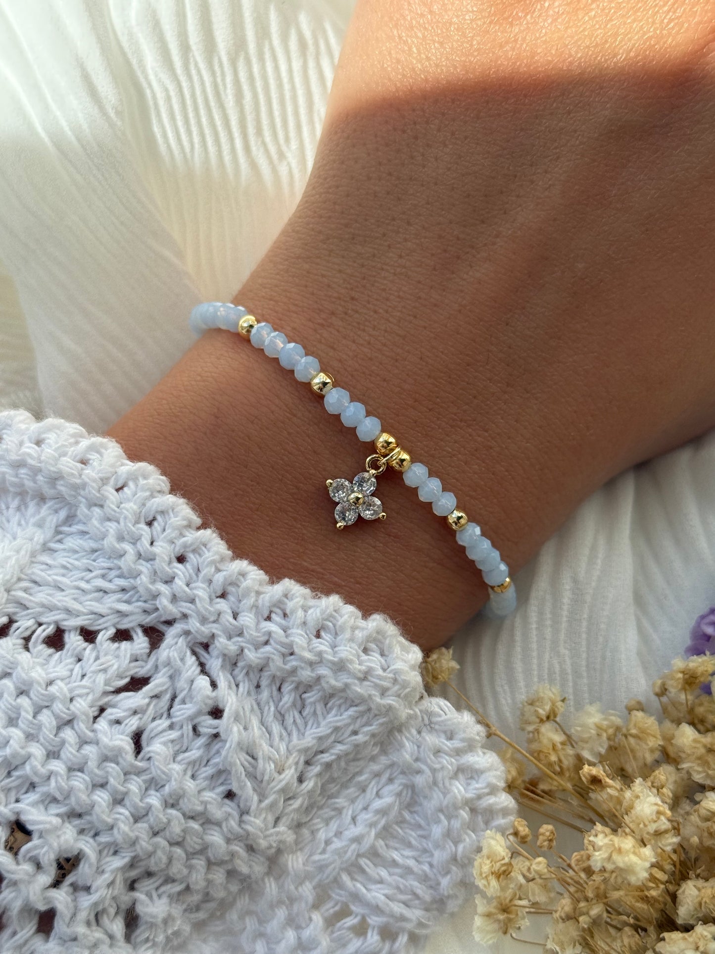 Perlenarmband mit Blauen Kristallperlen und Goldenen Perlen + Kleeblatt Anhänger - 2254