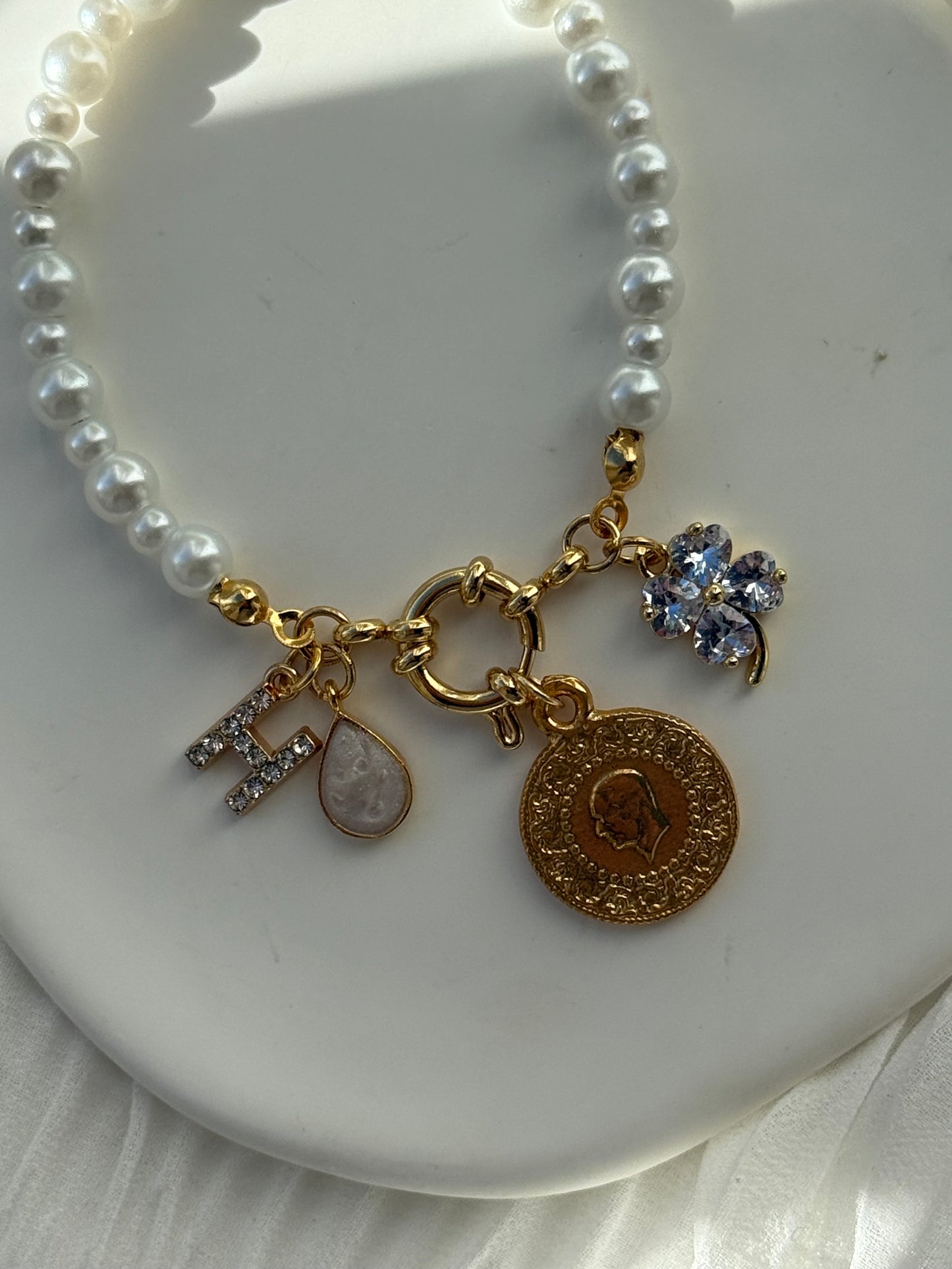 Perlenarmband personalisiert mit Weißen Glasperlen + Kleeblatt und Tropfen - 2166