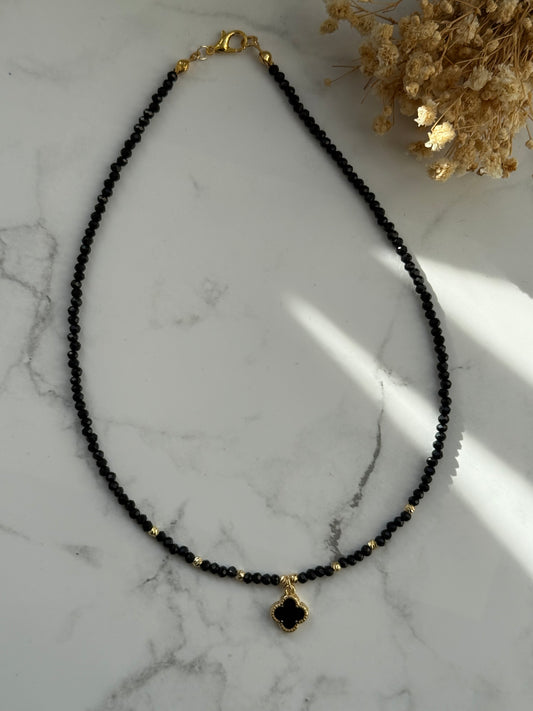 Perlenkette mit Schwarzen Kristallperlen, Goldenen Perlen + Kleeblatt Anhänger - 2424