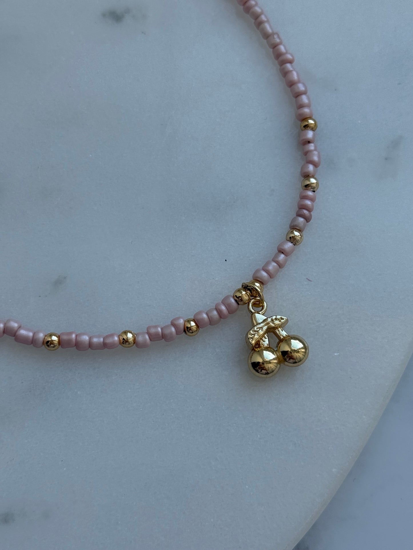 Perlenkette mit Rosa Perlen und Goldenen Perlen + Kirsch Anhänger - 2059