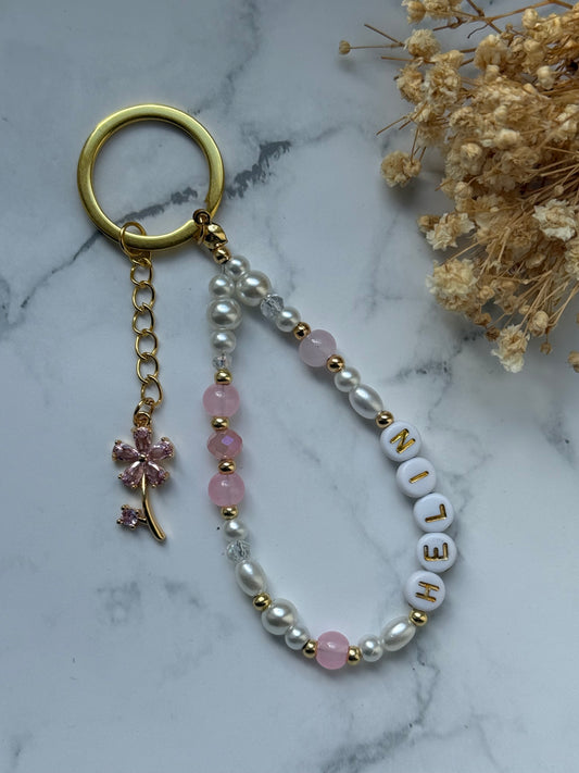 Schlüsselanhänger personalisiert mit Weißen, Rosanen und Goldenen Perlen + Blumen Anhänger - 2418