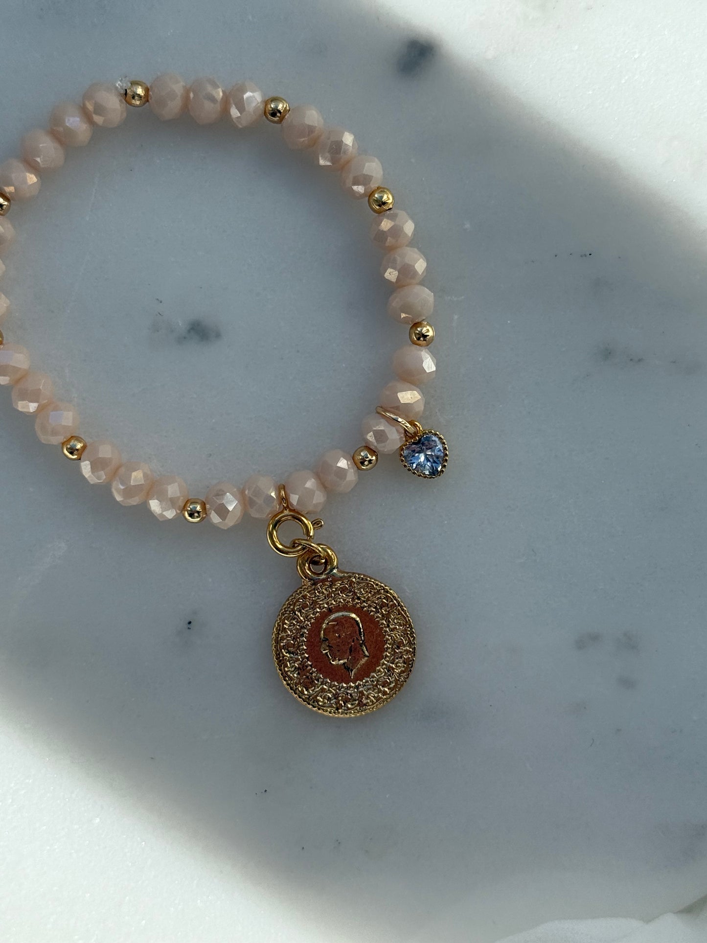 Perlenarmband mit Beigen Kristallperlen + Goldenen Perlen + Herz Anhänger - 2182