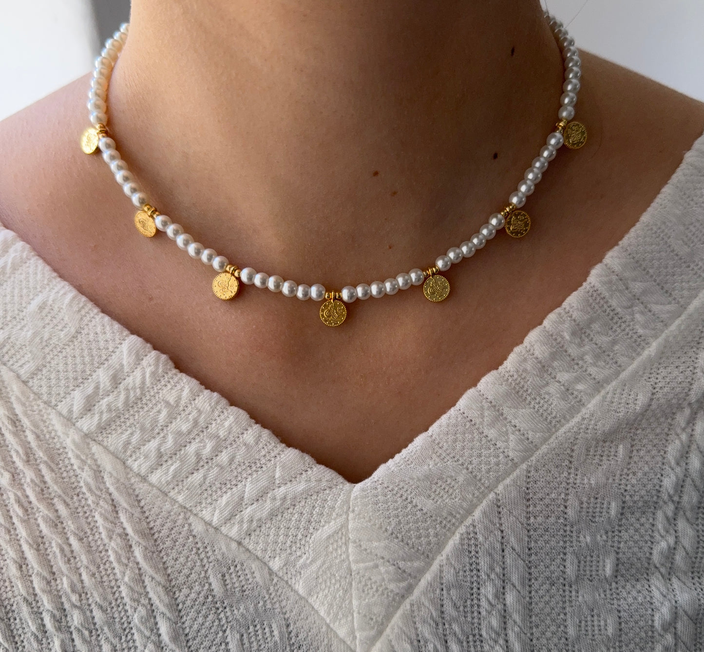 Perlenkette mit Weißen Glasperlen und Goldene Perlen + Goldene Taler Anhänger - 2065