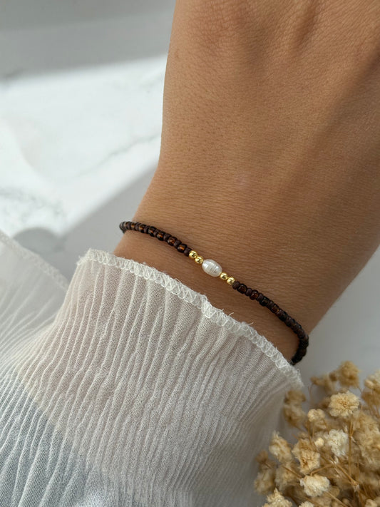 Perlenarmband mit Braunen Perlen und Goldenen Perlen + Süßwasserperle - 2376