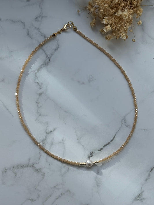 Perlenkette mit Beigen Kristallperlen und Goldenen Perlen + Süßwasserperle - 2421