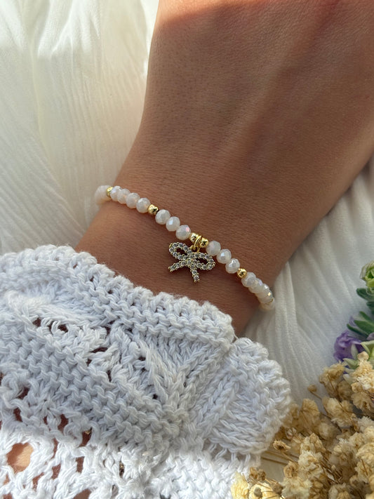 Perlenarmband mit Beigen Kristallperlen, Goldenen Perlen + Schleifen Anhänger - 2263