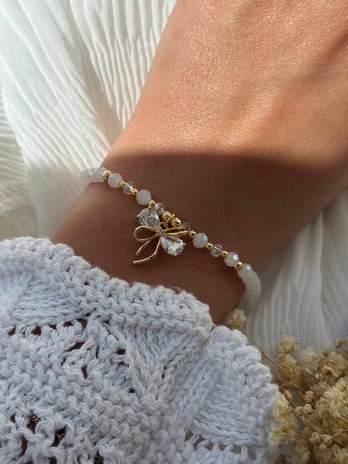 Perlenarmband mit Weißen Kristallperlen, Goldenen Perlen + Schleifen Anhänger - 2231