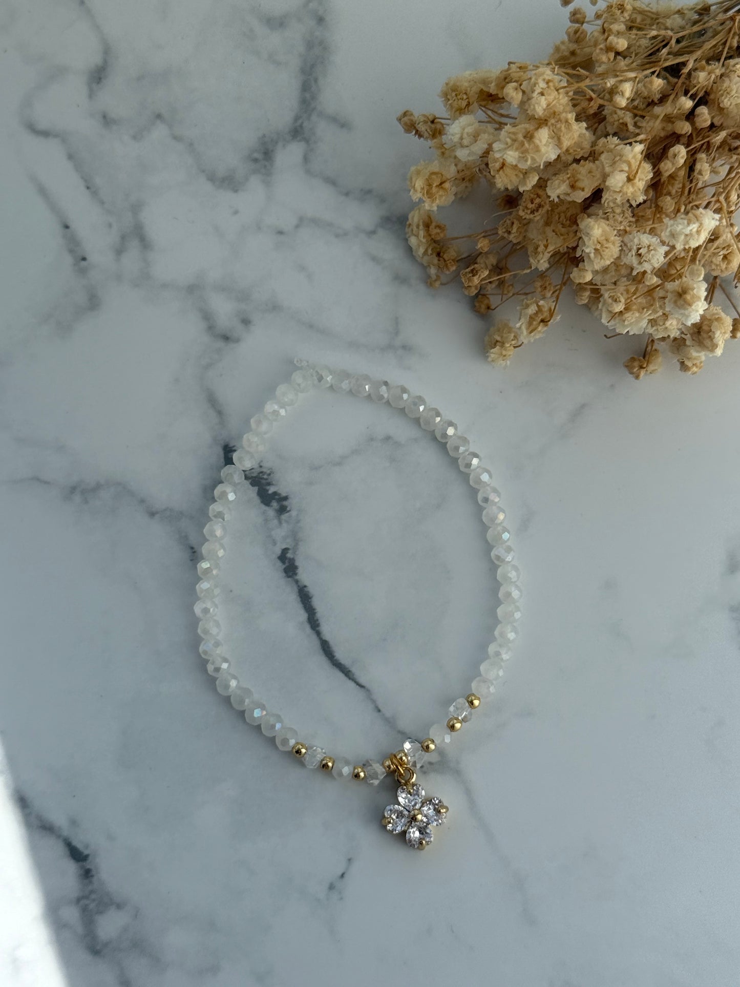 Perlenarmband mit Weißen Kristallperlen, Goldenen Perlen + Kleeblatt Anhänger - 2304