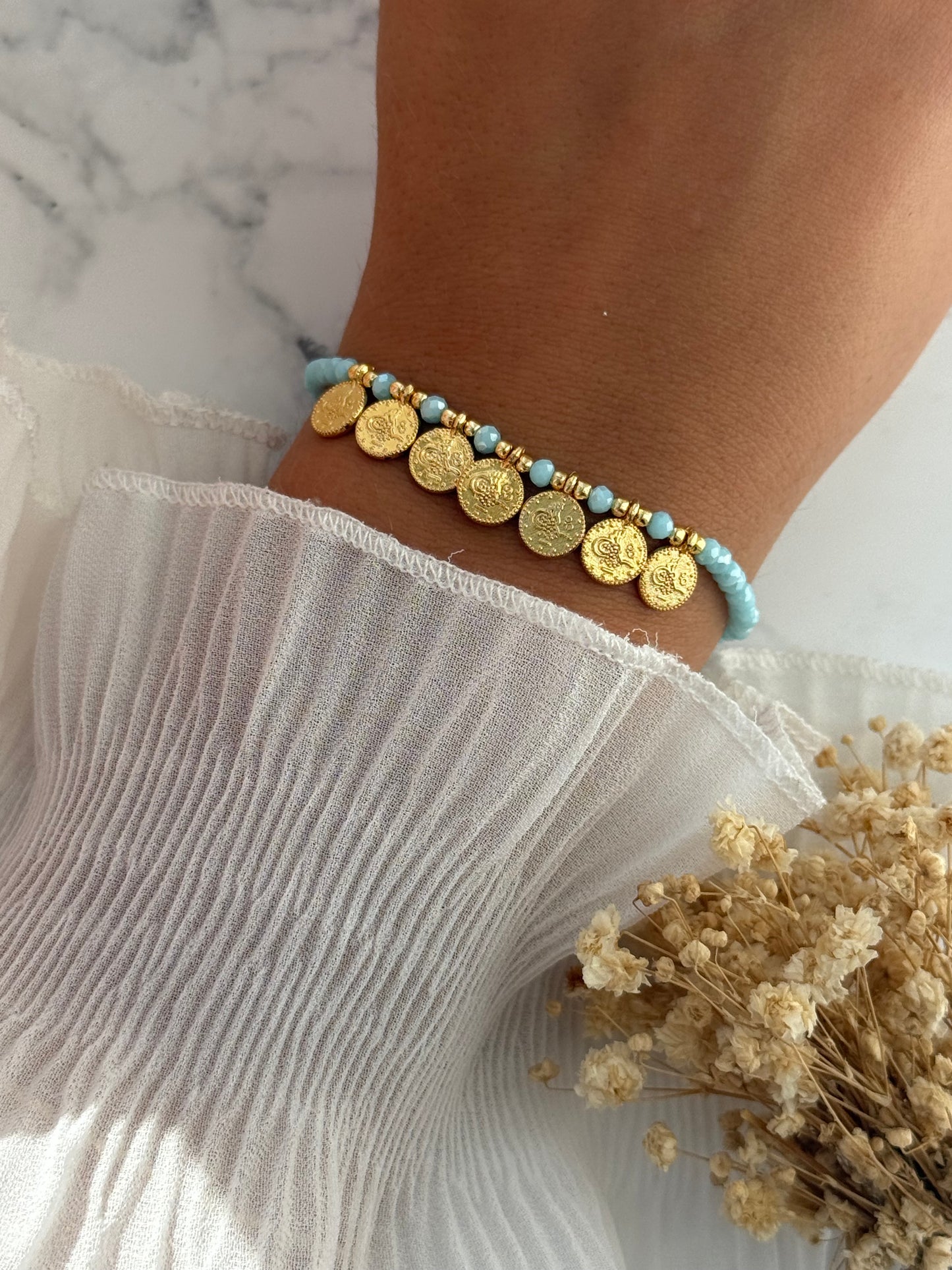Perlenarmband mit Blauen Kristallperlen, Goldenen Perlen + Taler Anhänger - 2317