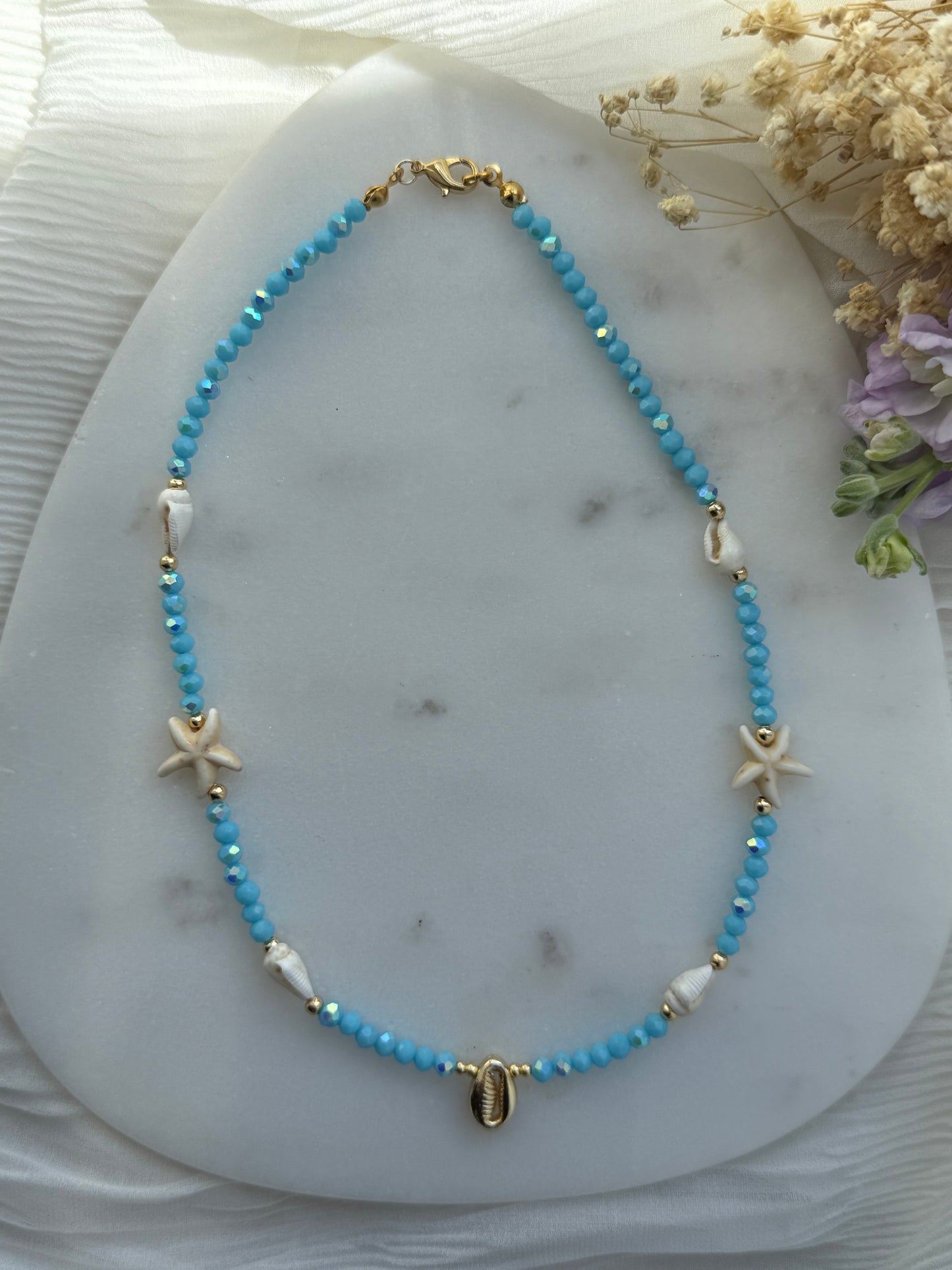Perlenkette mit Blauen Kristallperlen, Goldenen Perlen + Muschel / Seestern Perlen - 2201