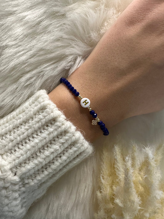 Perlenarmband personalisiert mit Dunkelbauen Kristallperlen und goldenem Kleeblatt Anhänger - 10351
