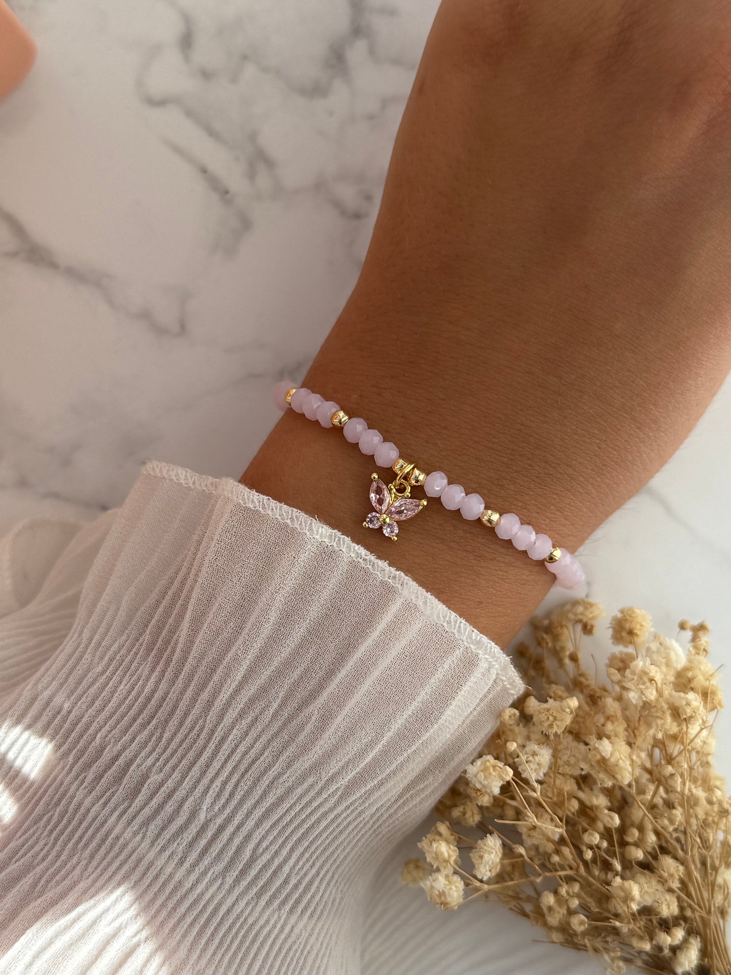 Perlenarmband mit Rosa Kristallperlen, Goldenen Perlen + Schmetterling Anhänger - 2295