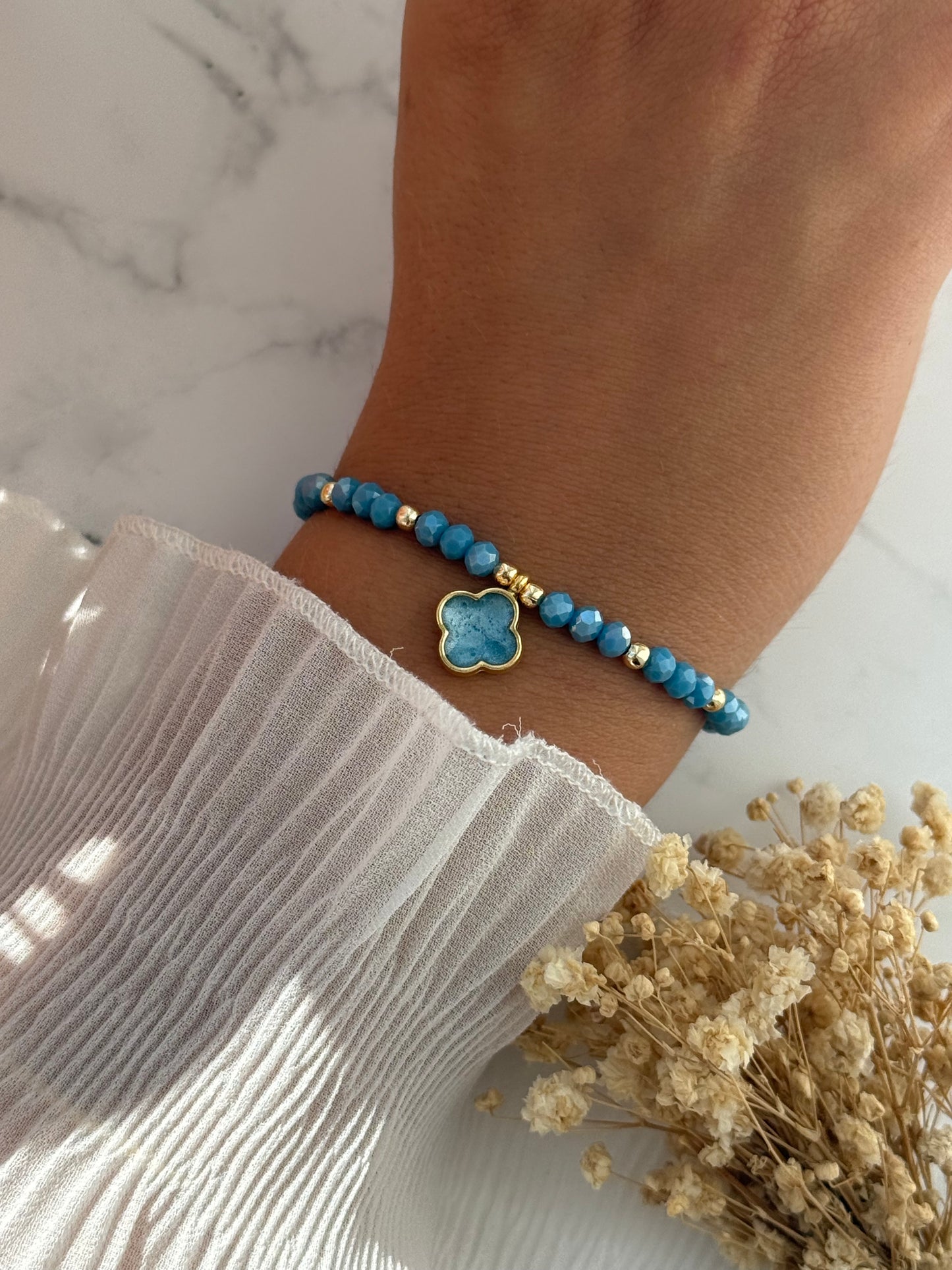 Perlenarmband mit Blauen Kristallperlen, Goldenen Perlen + Kleeblatt Anhänger - 2314