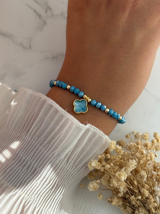 Perlenarmband mit Blauen Kristallperlen, Goldenen Perlen + Kleeblatt Anhänger - 2314