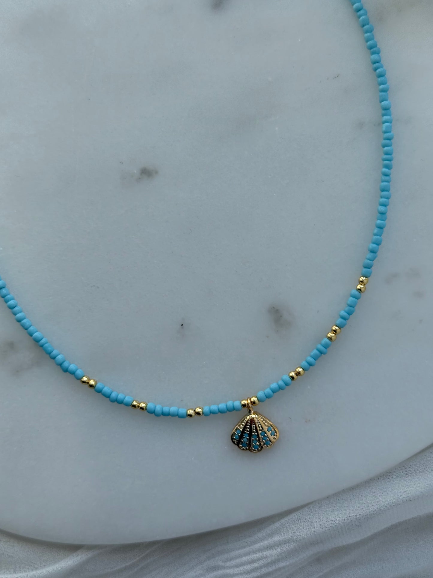 Perlenkette mit Blauen Perlen, Goldenen Perlen + Muschel Anhänger - 2202