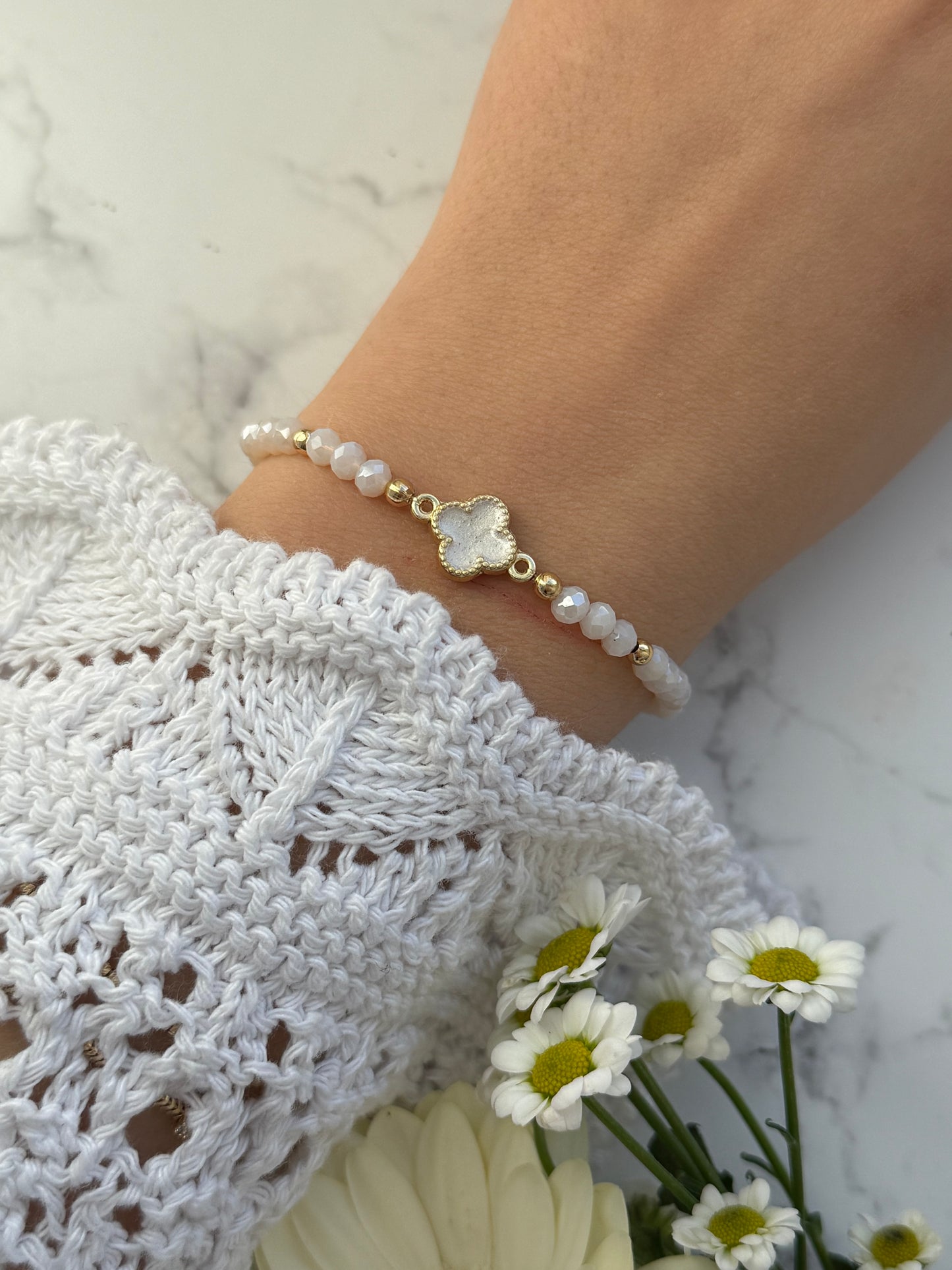 Perlenarmband mit Beigen Kristallperlen und Goldenen Perlen + Kleeblatt Anhänger - 2029