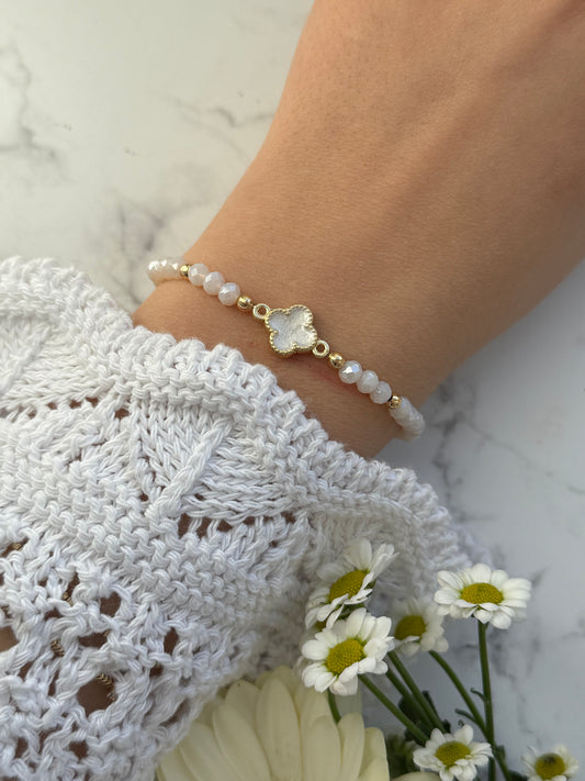 Perlenarmband mit Beigen Kristallperlen und Goldenen Perlen + Kleeblatt Anhänger - 2029