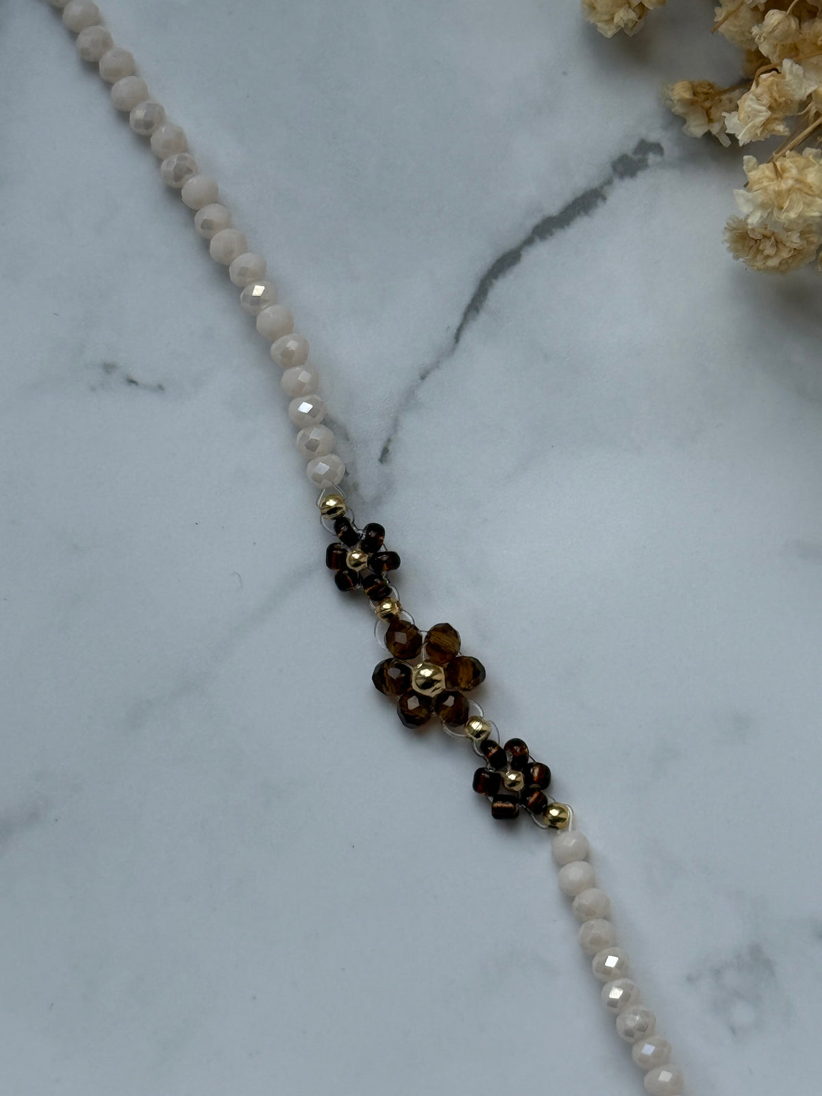 Perlenarmband Flower mit Braunen Blumen, Beigen und Goldenen Perlen - 2407
