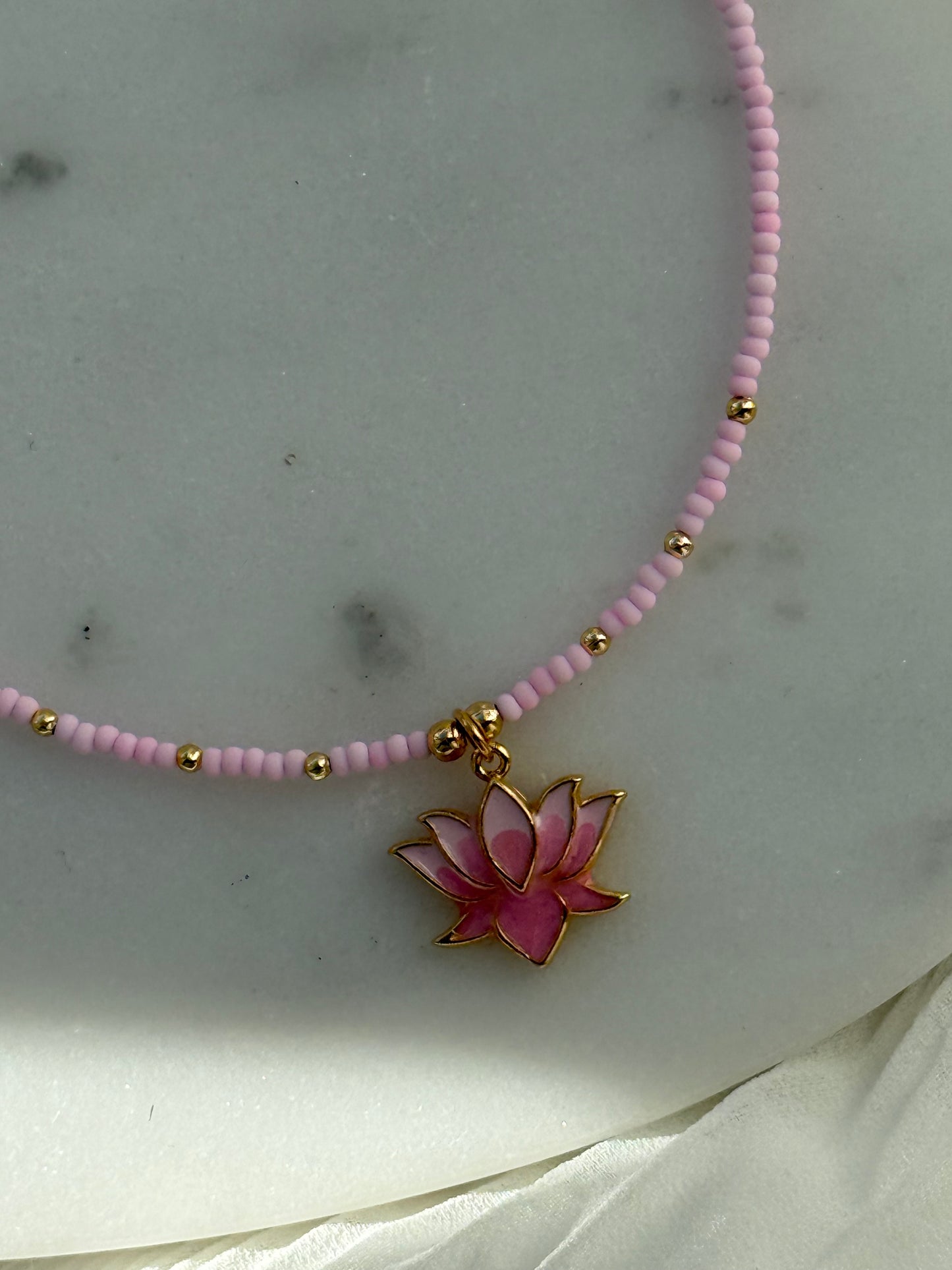 Perlenkette mit Rosa Perlen und Goldenen Perlen + Lotus Taler Anhänger - 2150