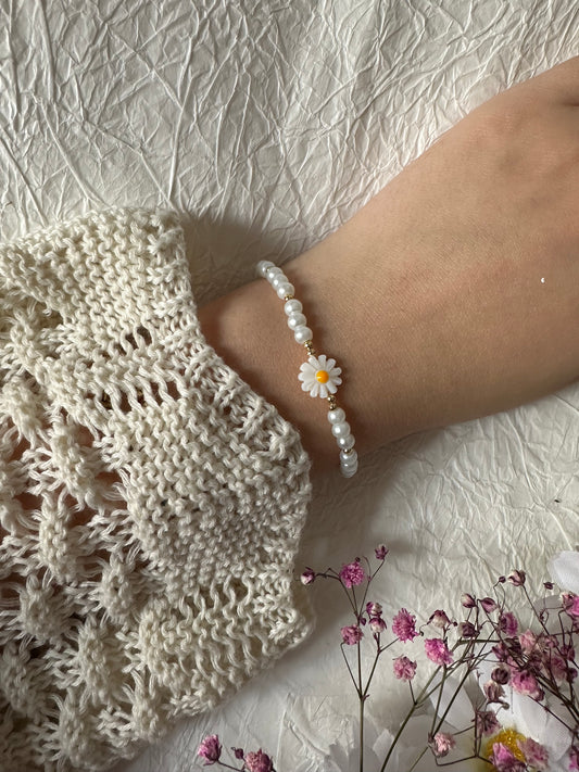 Perlenarmband mit Weißen Perlen und Gänseblümchenanhänger - 10473
