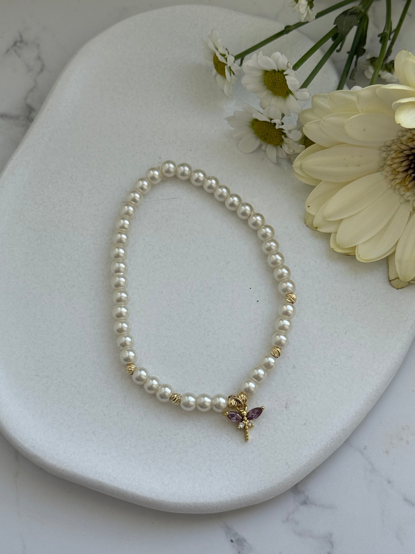 Perlenarmband mit Beigen Glasperlen und Goldenen Perlen + Libellen Anhänger - 2016