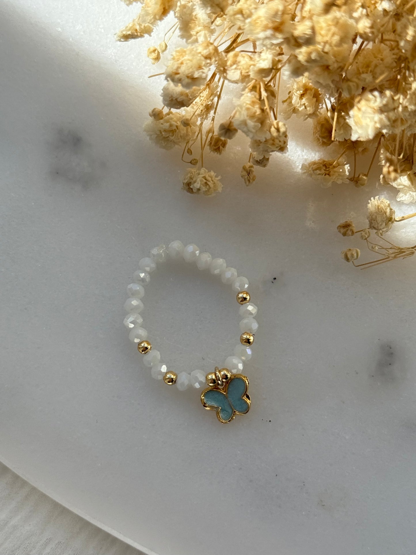 Perlenring mit Weißen Kristallperlen, goldenen Perlen + Schmetterling Anhänger - 2219