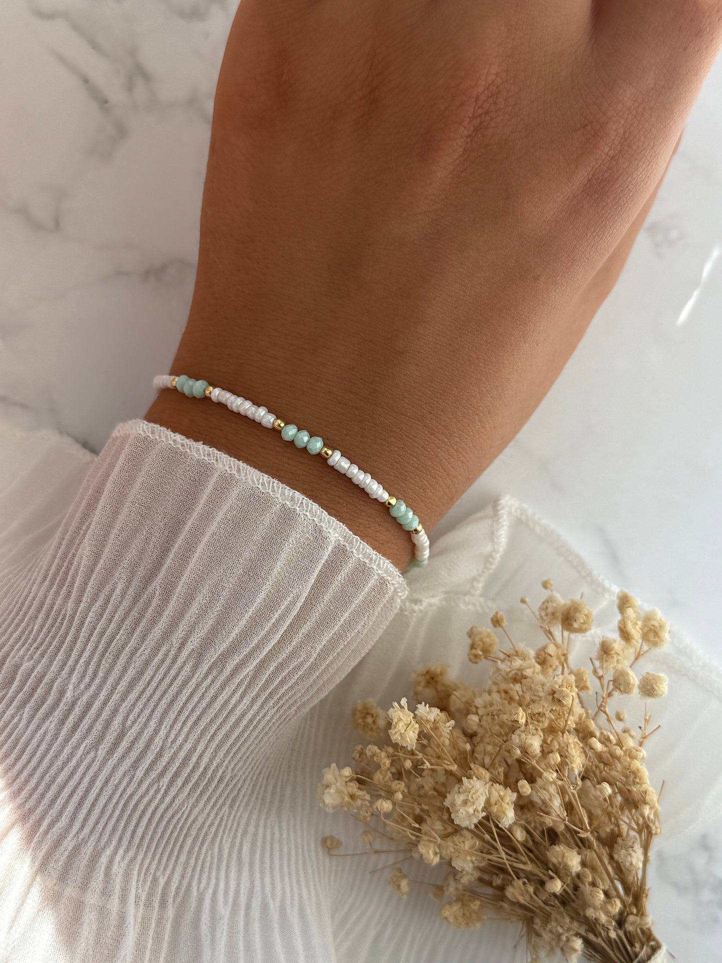 Perlenarmband mit Weißen Perlen, Grünen Kristallperlen, Goldenen Perlen - 2298