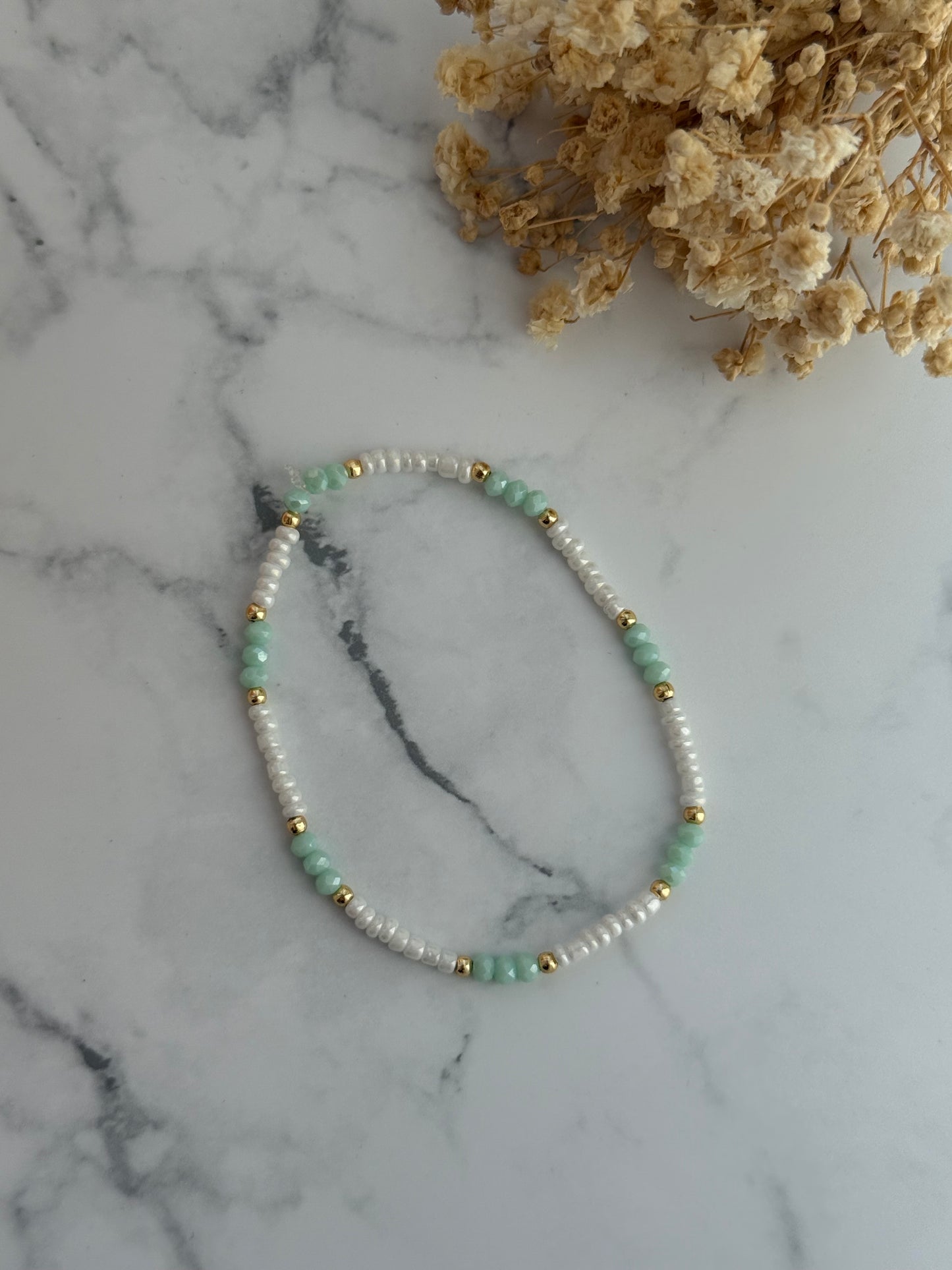 Perlenarmband mit Weißen Perlen, Grünen Kristallperlen, Goldenen Perlen - 2298
