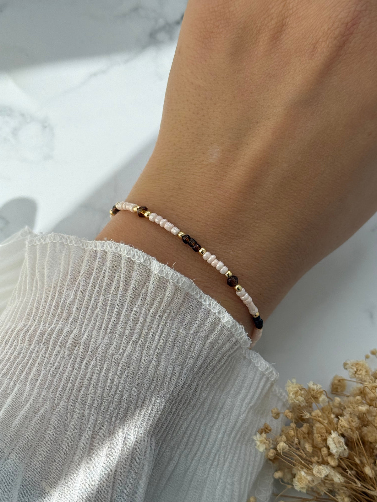 Perlenarmband mit Beigen Perlen, Braunen Kristallperlen und Goldenen Perlen - 2392