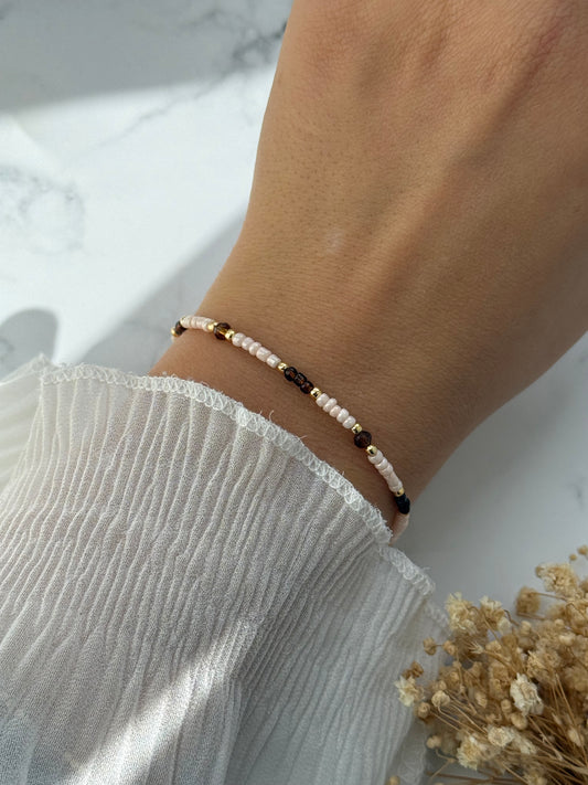 Perlenarmband mit Beigen Perlen, Braunen Kristallperlen und Goldenen Perlen - 2392