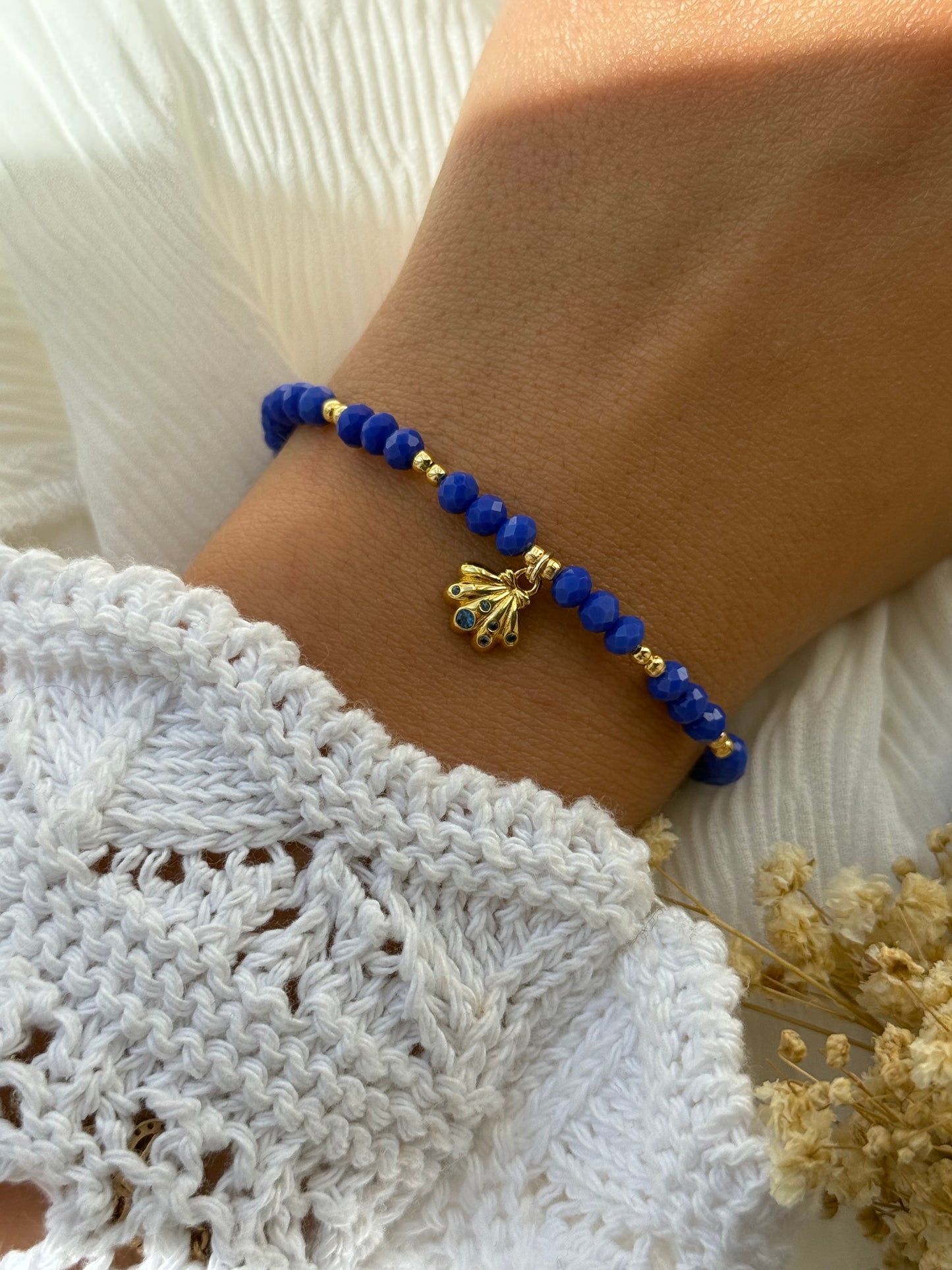 Perlenarmband mit Blauen Kristallperlen und Goldenen Perlen + Muschel Anhänger - 2251