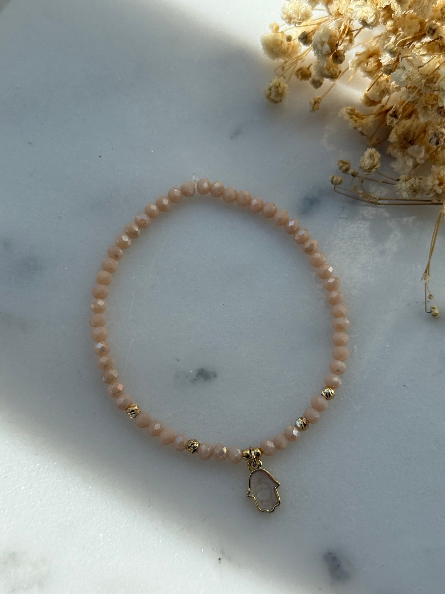 Perlenarmband mit Beigen Kristallperlen, Goldenen Perlen + Fatimas Hand Anhänger - 2237