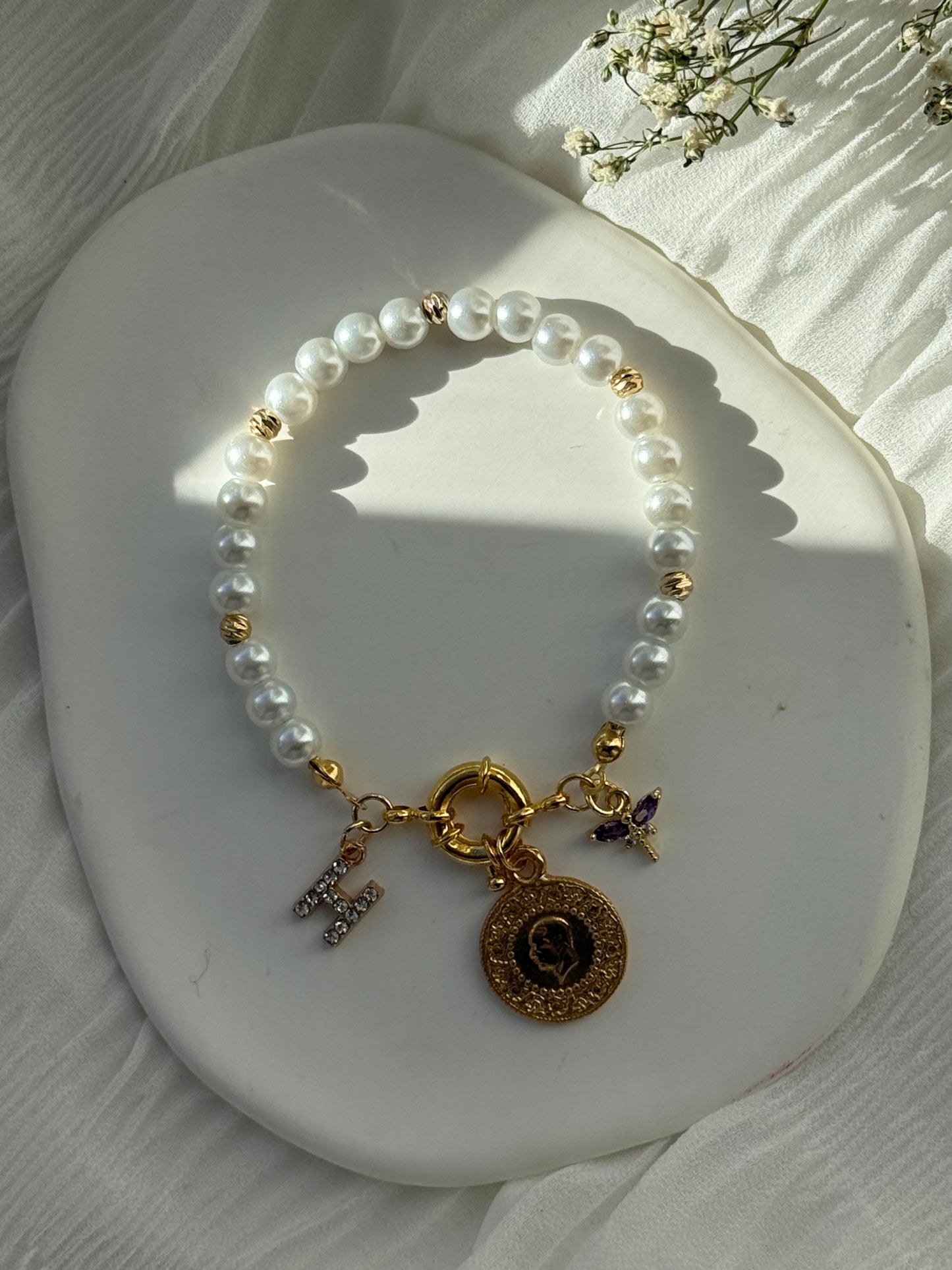 Perlenarmband personalisiert mit Weißen Glasperlen + Goldenen Dorika Perlen + Libellen Anhänger - 2164
