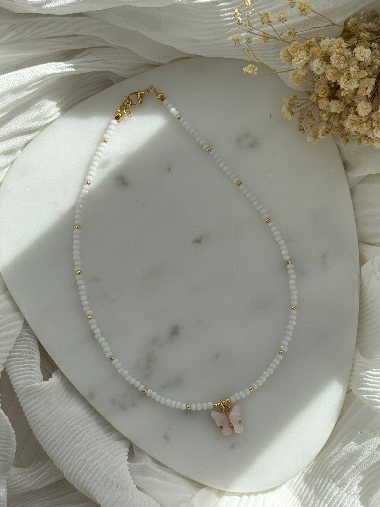 Perlenkette mit Weißen Kristallperlen, Goldenen Perlen + Schmetterling Anhänger - 2178