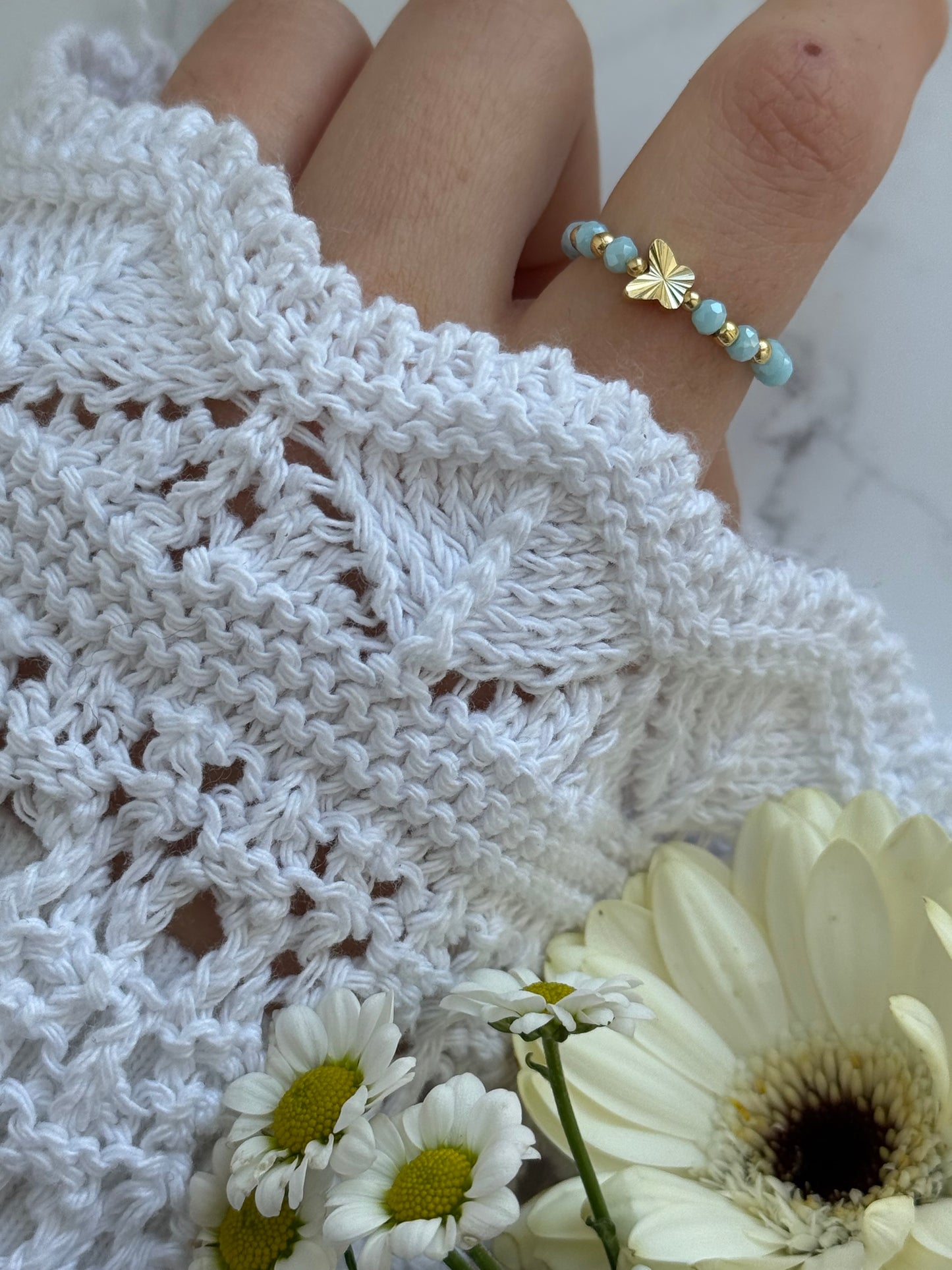 Perlenring mit Blauen Kristallperlen und Goldenen Details + Schmetterling Anhänger - 2058