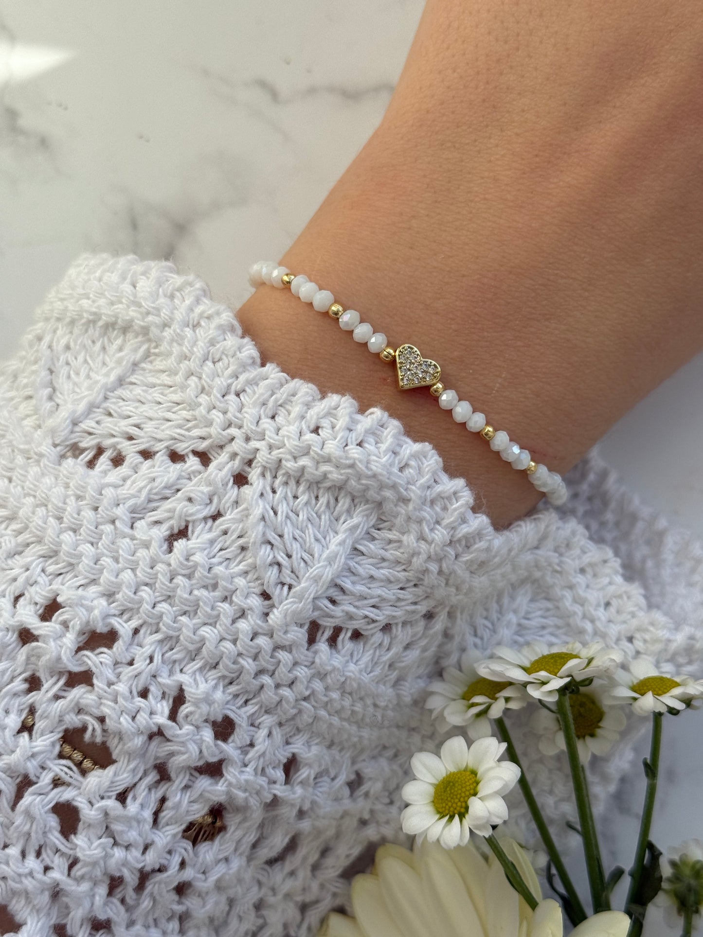 Perlenarmband mit Weißen Kristallperlen und Goldenen Perlen + Herz Anhänger - 2018