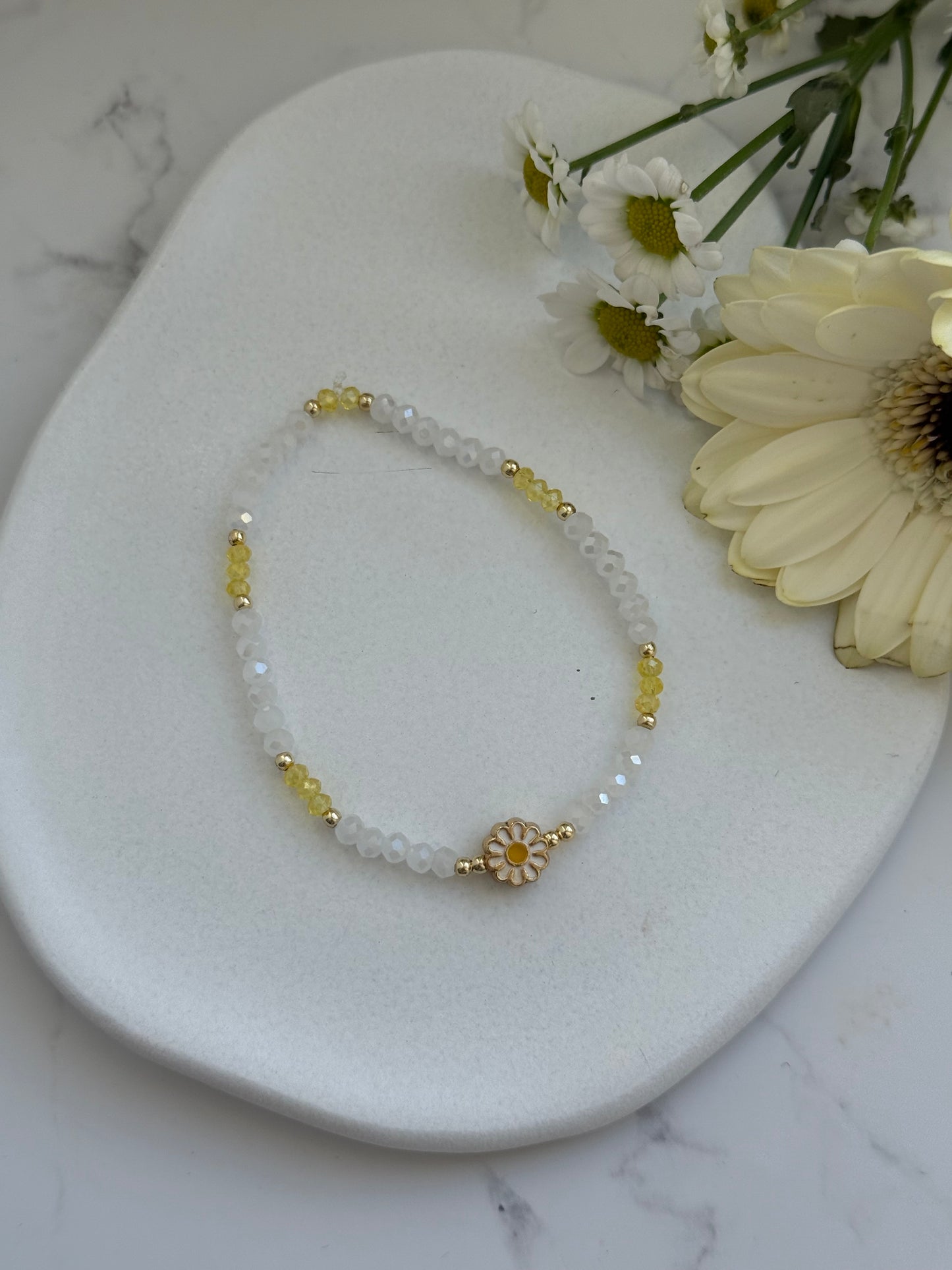 Perlenarmband mit Weißen und Gelben Kristallperlen und Goldenen Perlen + Blumen Anhänger - 2006