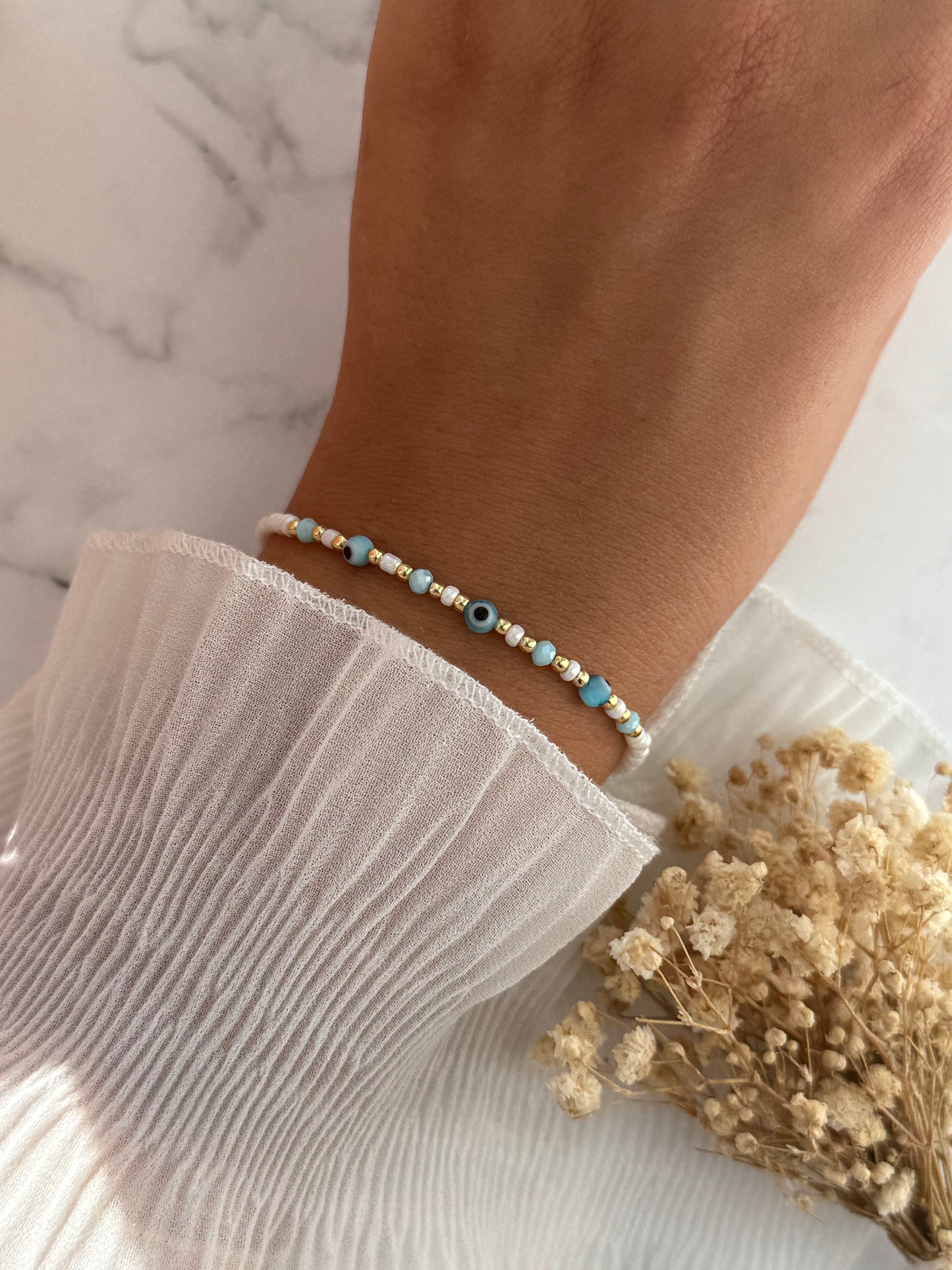 Perlenarmband mit Weißen Perlen, Goldenen Perlen + Nazar Perlen - 2293