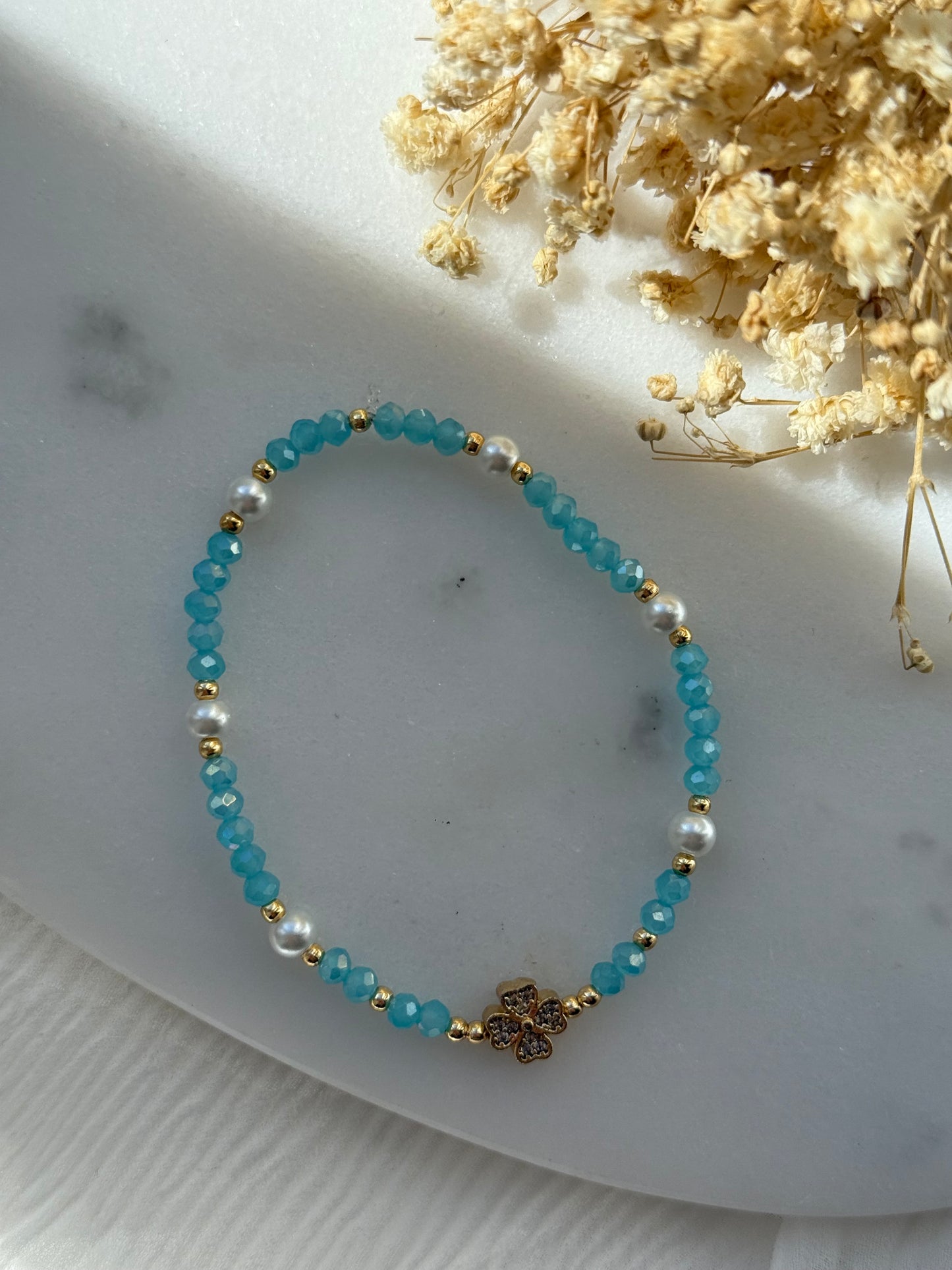 Perlenarmband mit Blauen Kristallperlen und Goldenen Perlen + Kleeblatt Anhänger - 2248