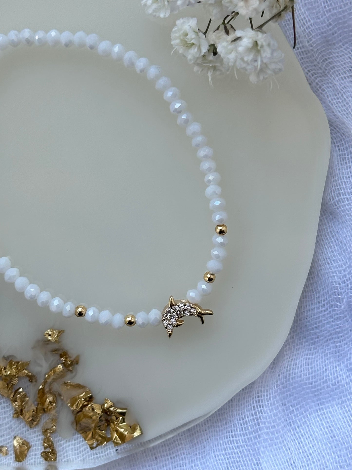 Perlenarmband mit Weißen Kristallperlen und Delfin Anhänger - 10499