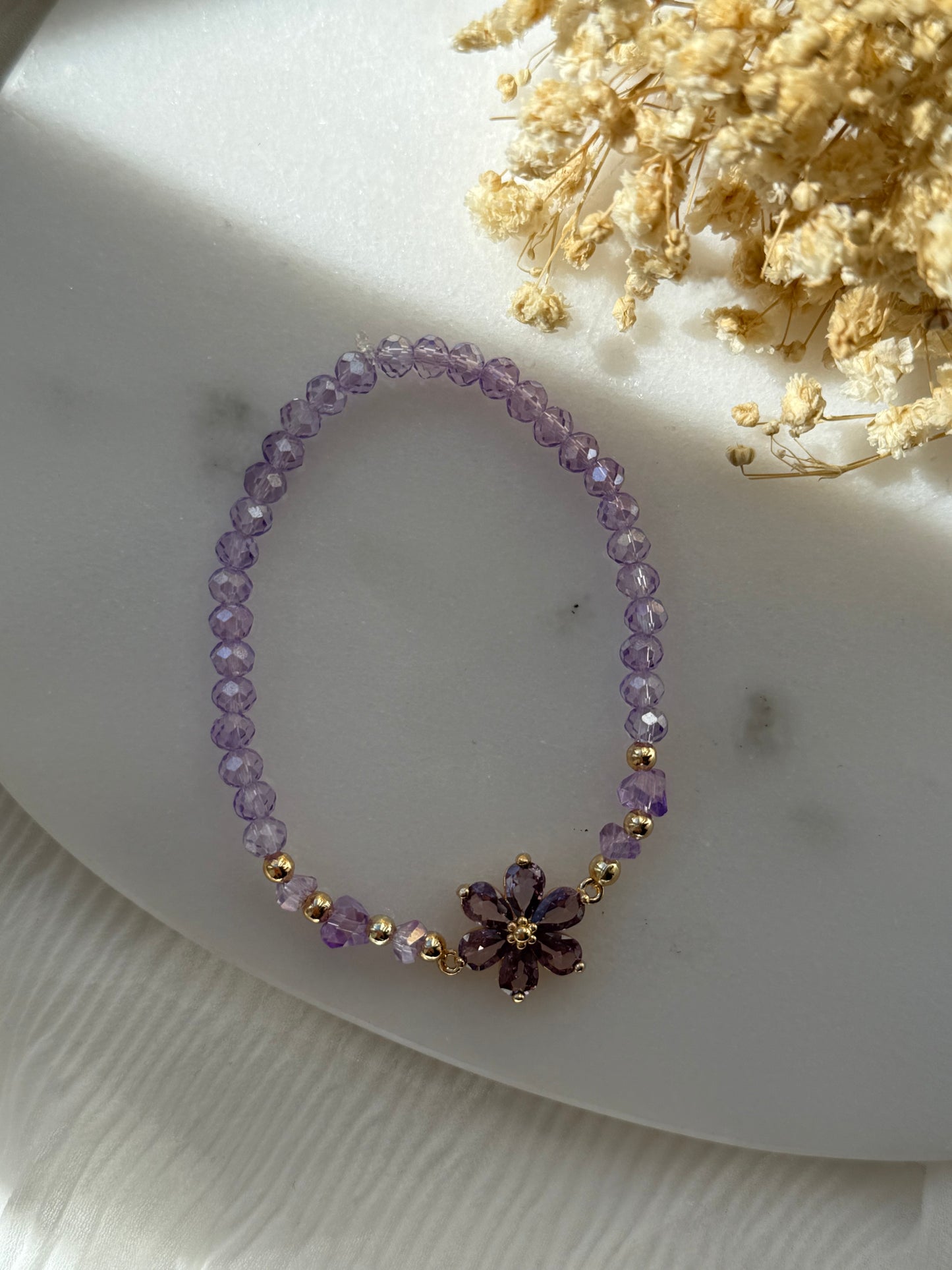 Perlenarmband mit Lila Kristallperlen und Goldenen Perlen + Blumen Anhänger - 2245